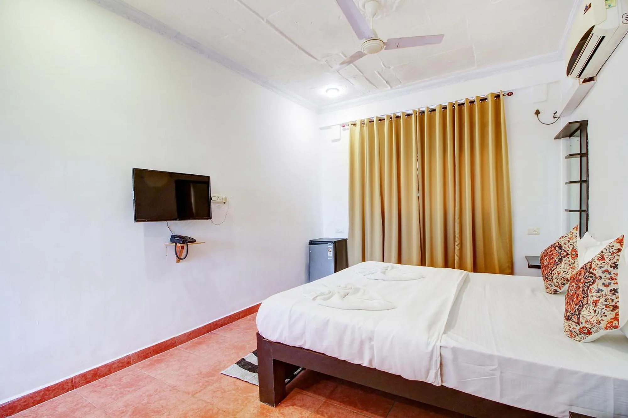 Bed, TV/Entertainment Center in FabHotel Pleasure Inn