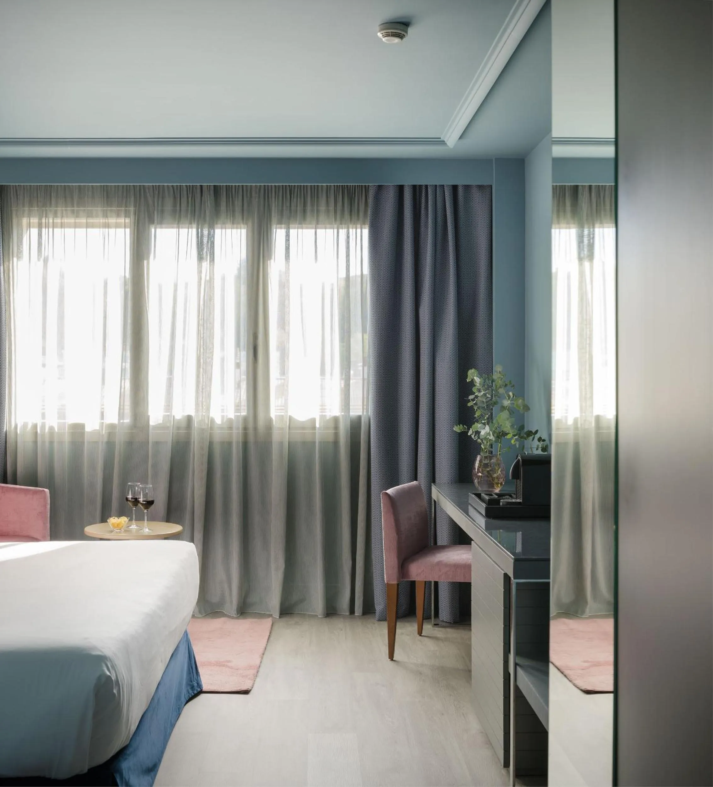 Seating area, Bed in Hotel Antik San Sebastián