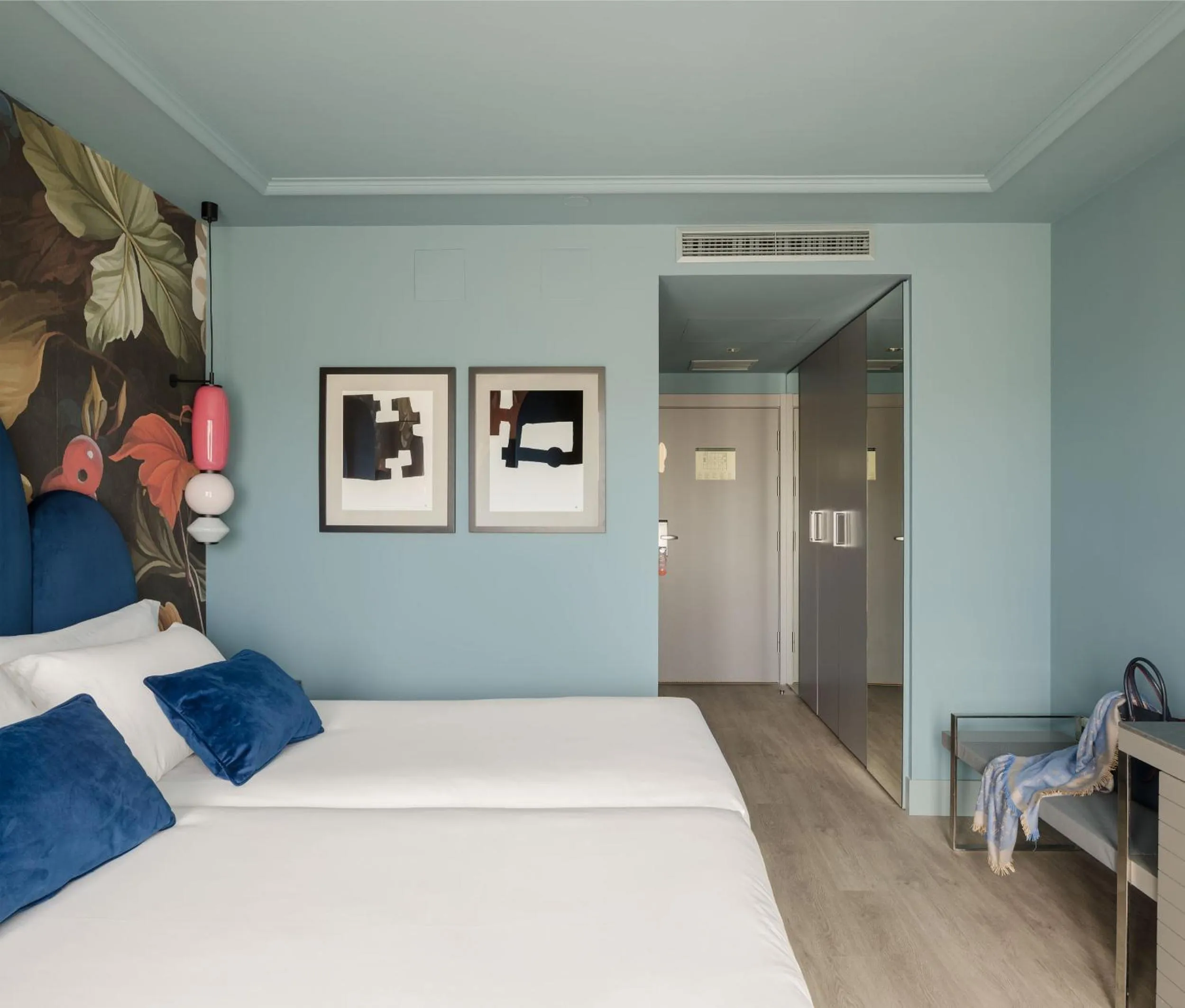 Bed in Hotel Antik San Sebastián