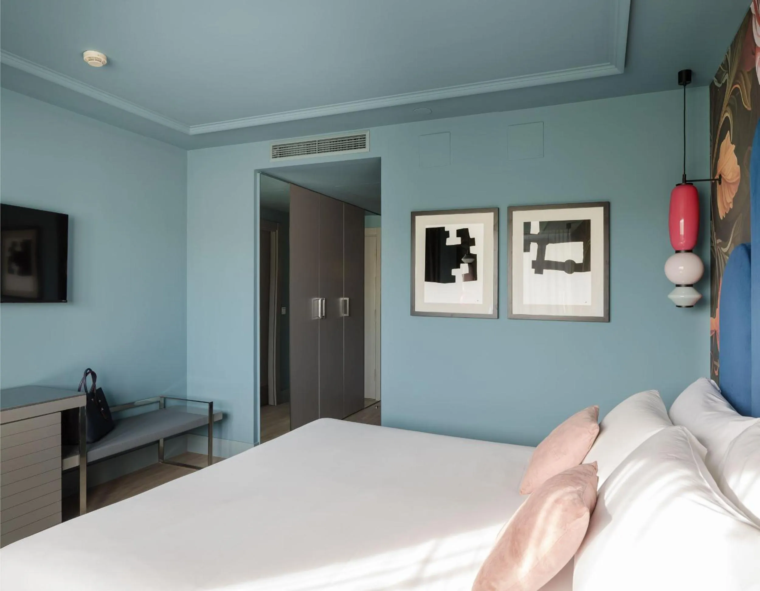 wardrobe, Bed in Hotel Antik San Sebastián