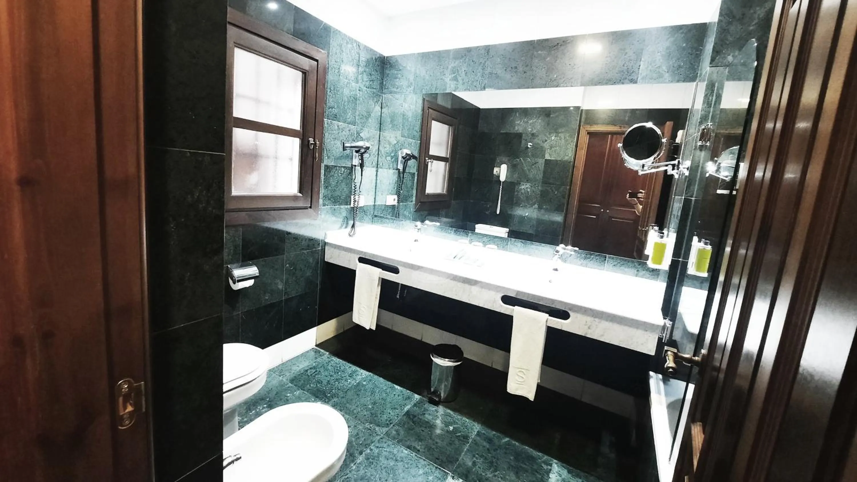 Photo of the whole room in Sercotel Palacio de los Gamboa