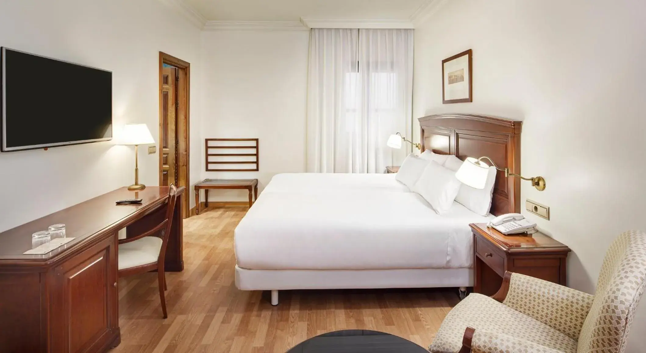 Photo of the whole room, Bed in Sercotel Palacio de los Gamboa Photo of the whole room, Bed in Sercotel Palacio de los Gamboa