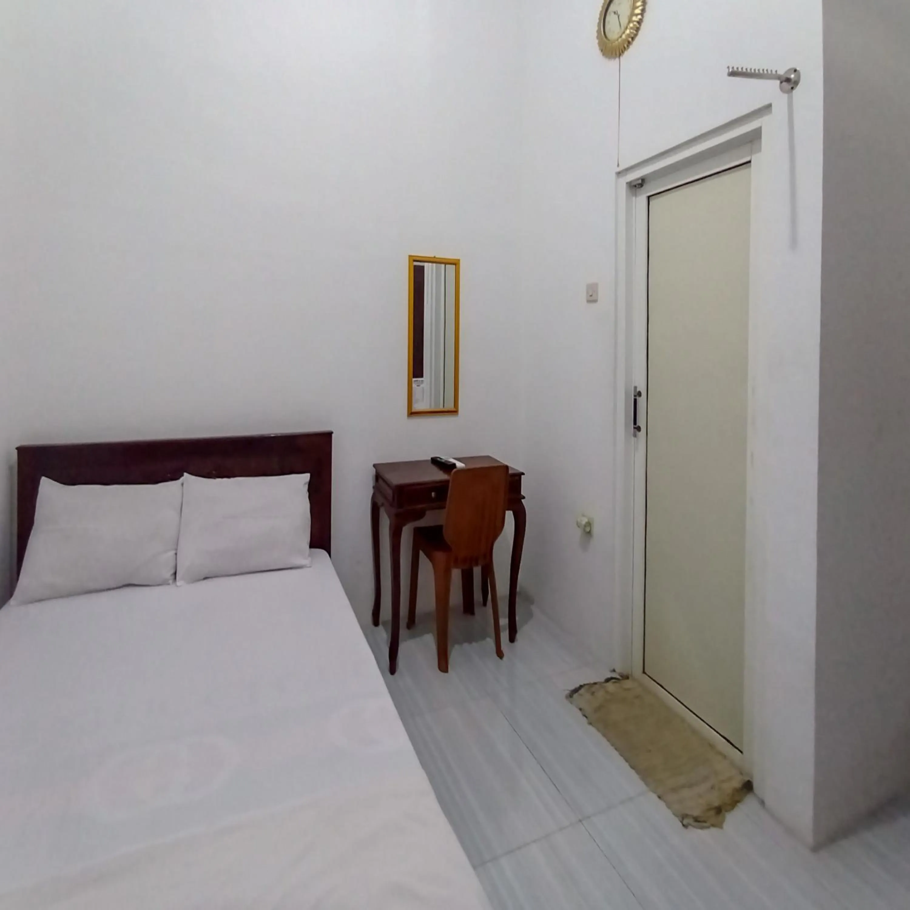 Bedroom, Bed in Hotel Grand New Si Jago Mitra RedDoorz
