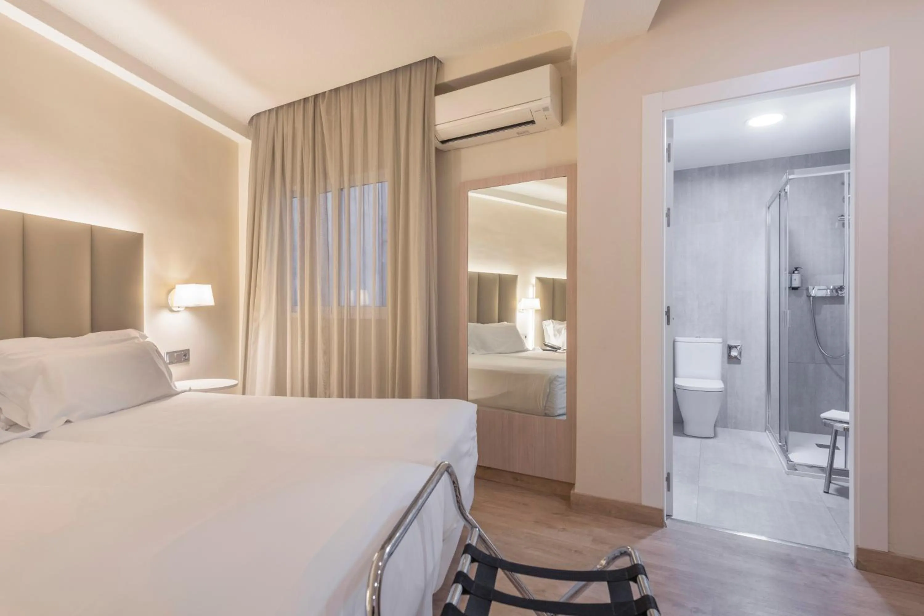 Shower, Bed in Hesperia Murcia Centro