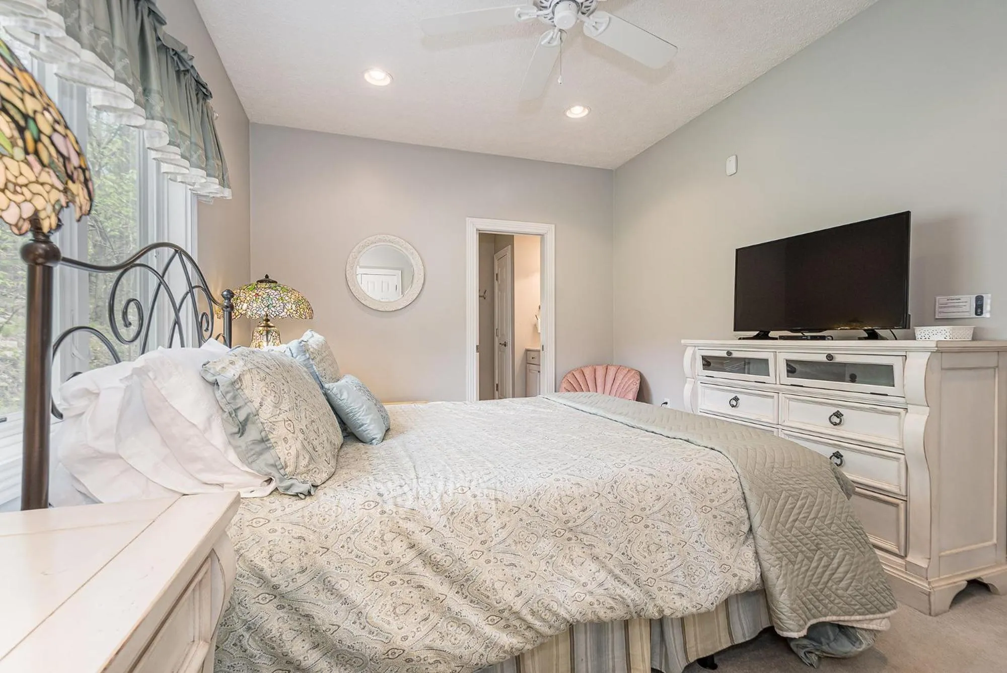 Property building, Bed in La Bella Vita