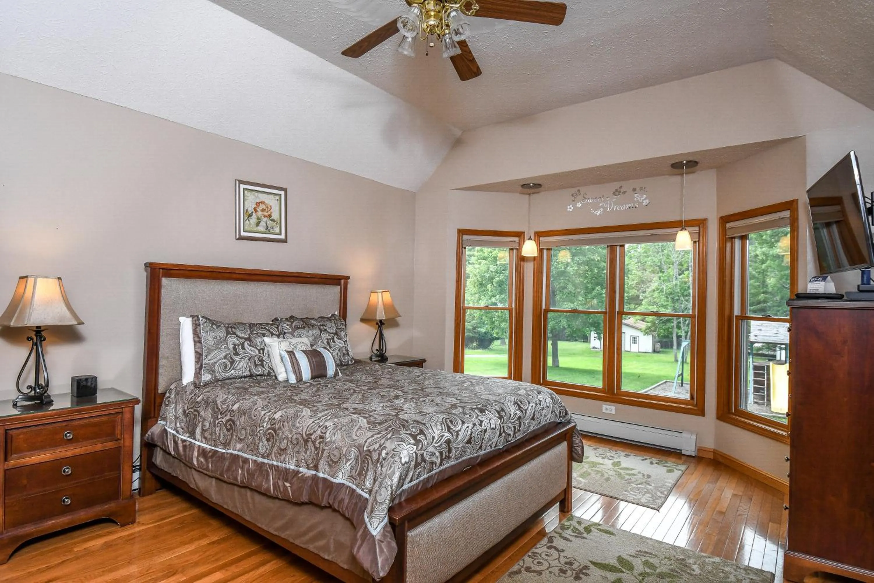 Property building, Bed in Beautiful Adventure