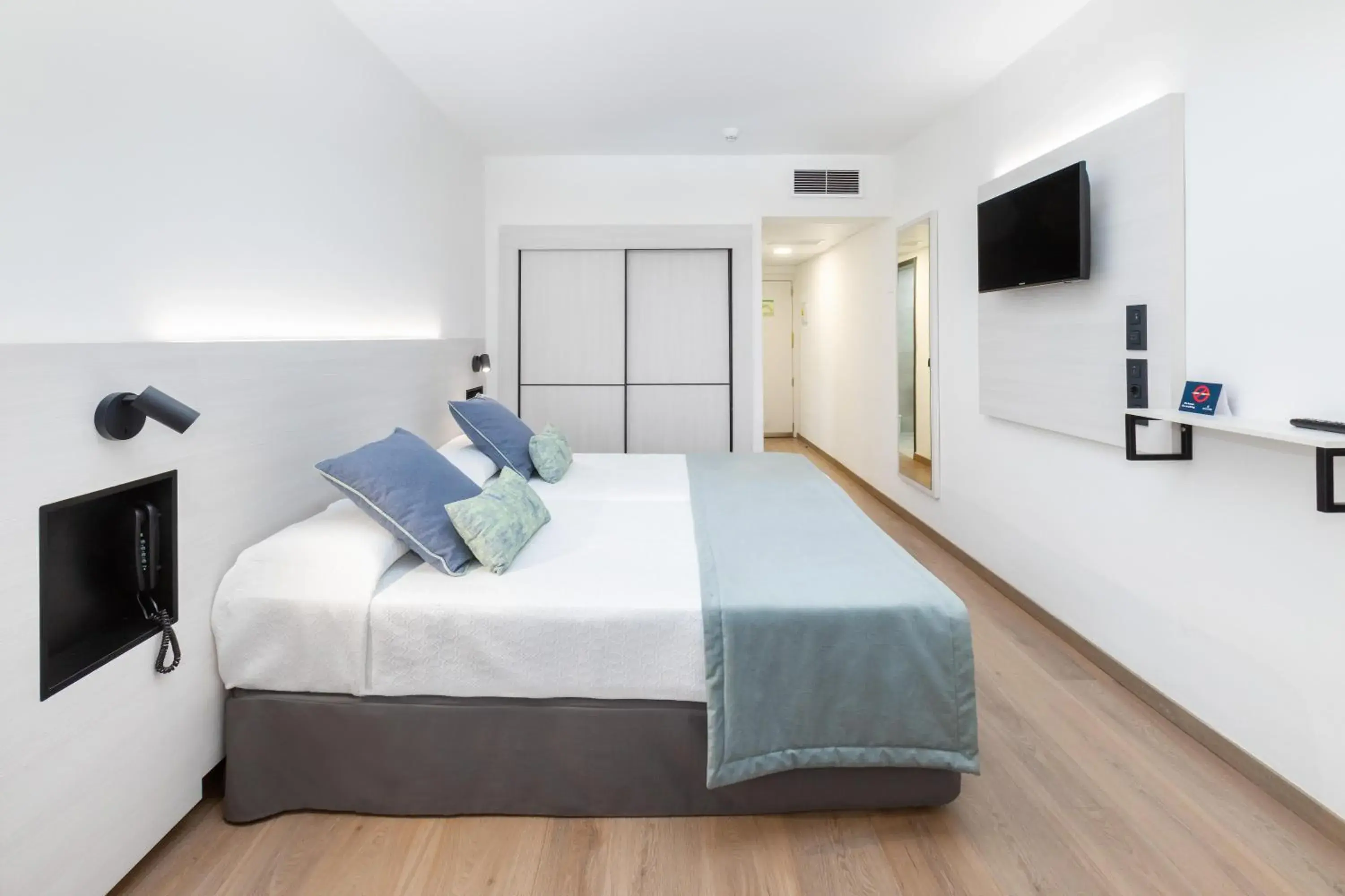 Photo of the whole room, Bed in Alexandre Troya Photo of the whole room, Bed in Alexandre Troya