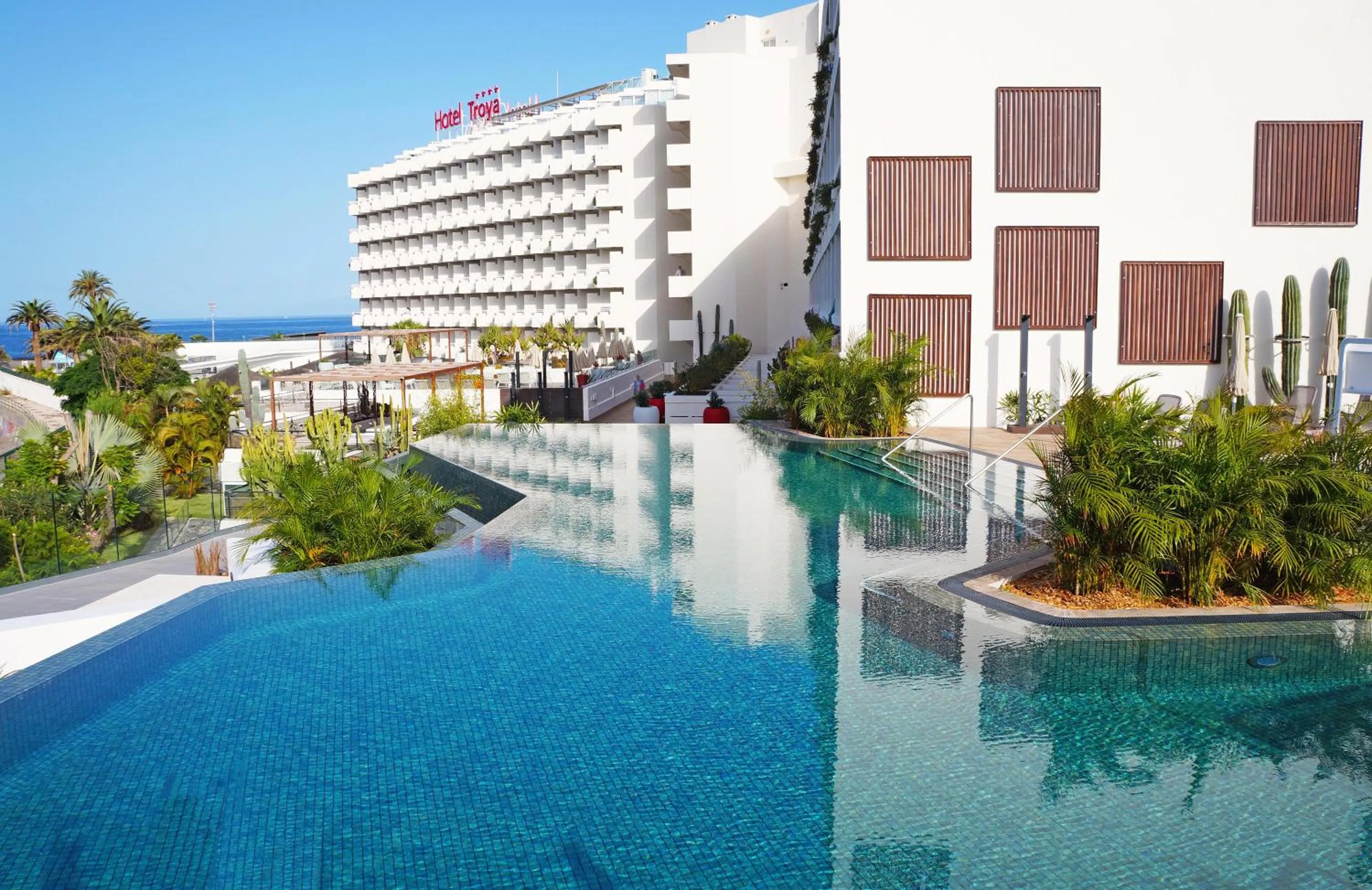 Swimming pool in Alexandre Troya