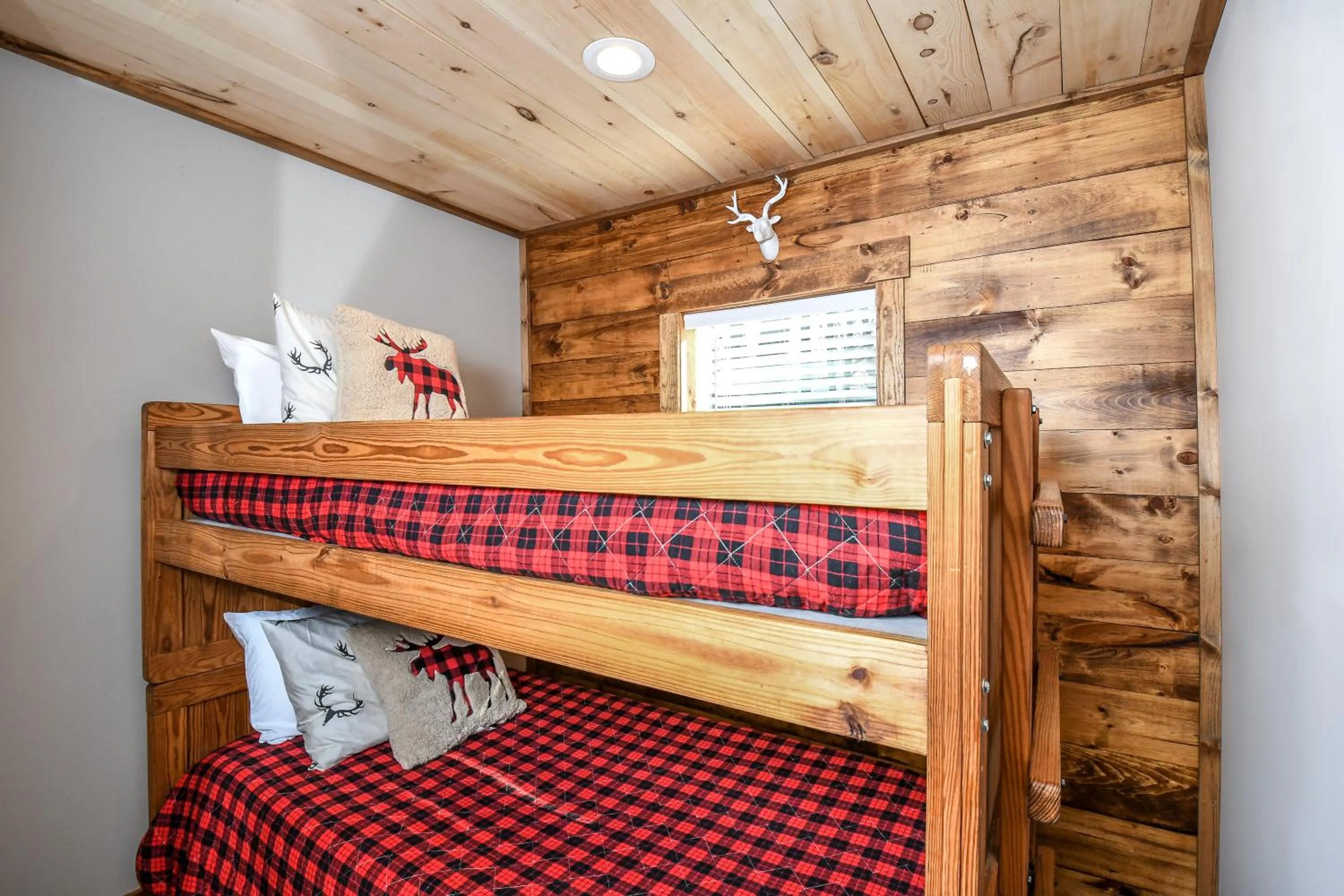 Property building, Bed in Kare Bear Cabin