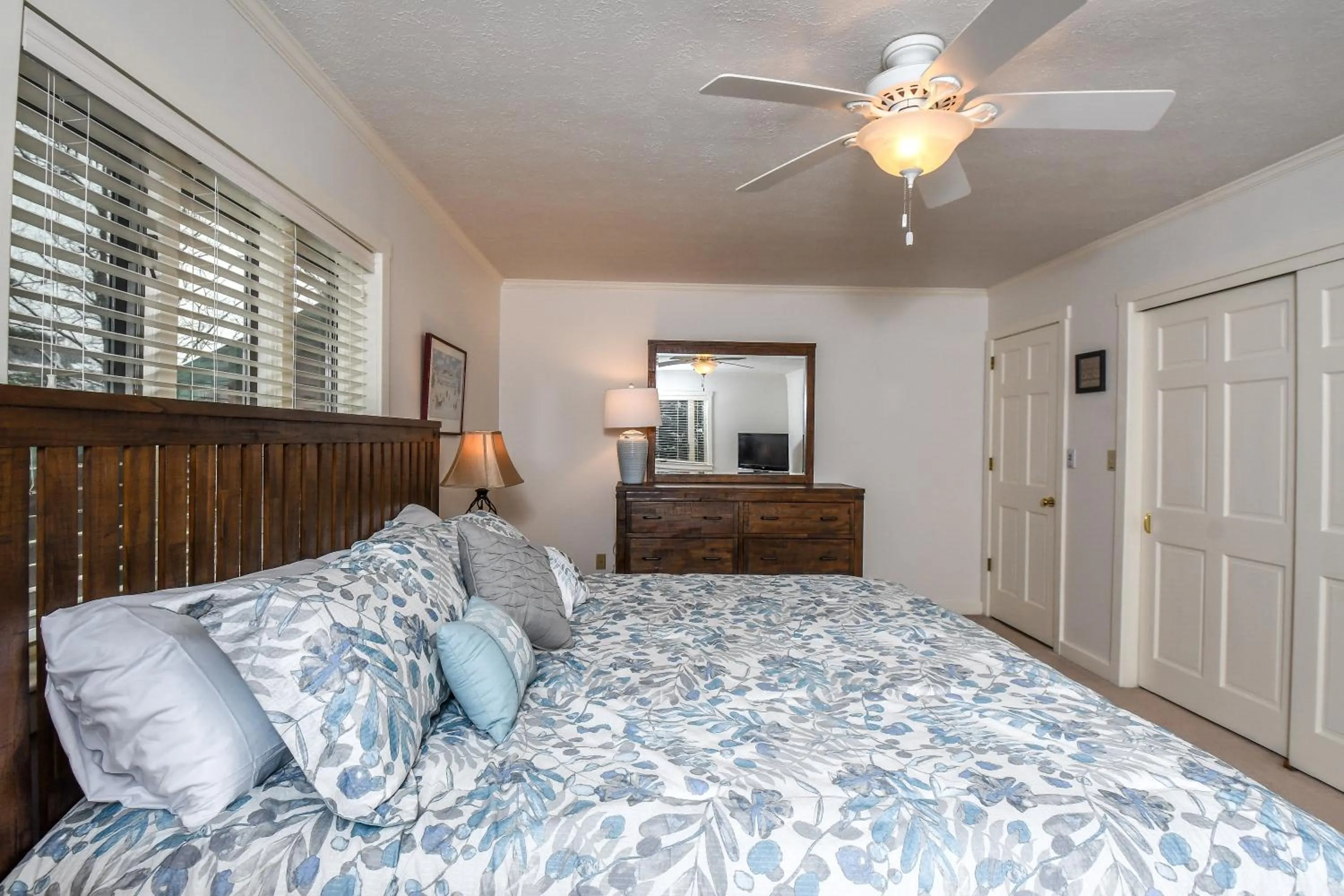 Bed in Shelby-on-the-Lake