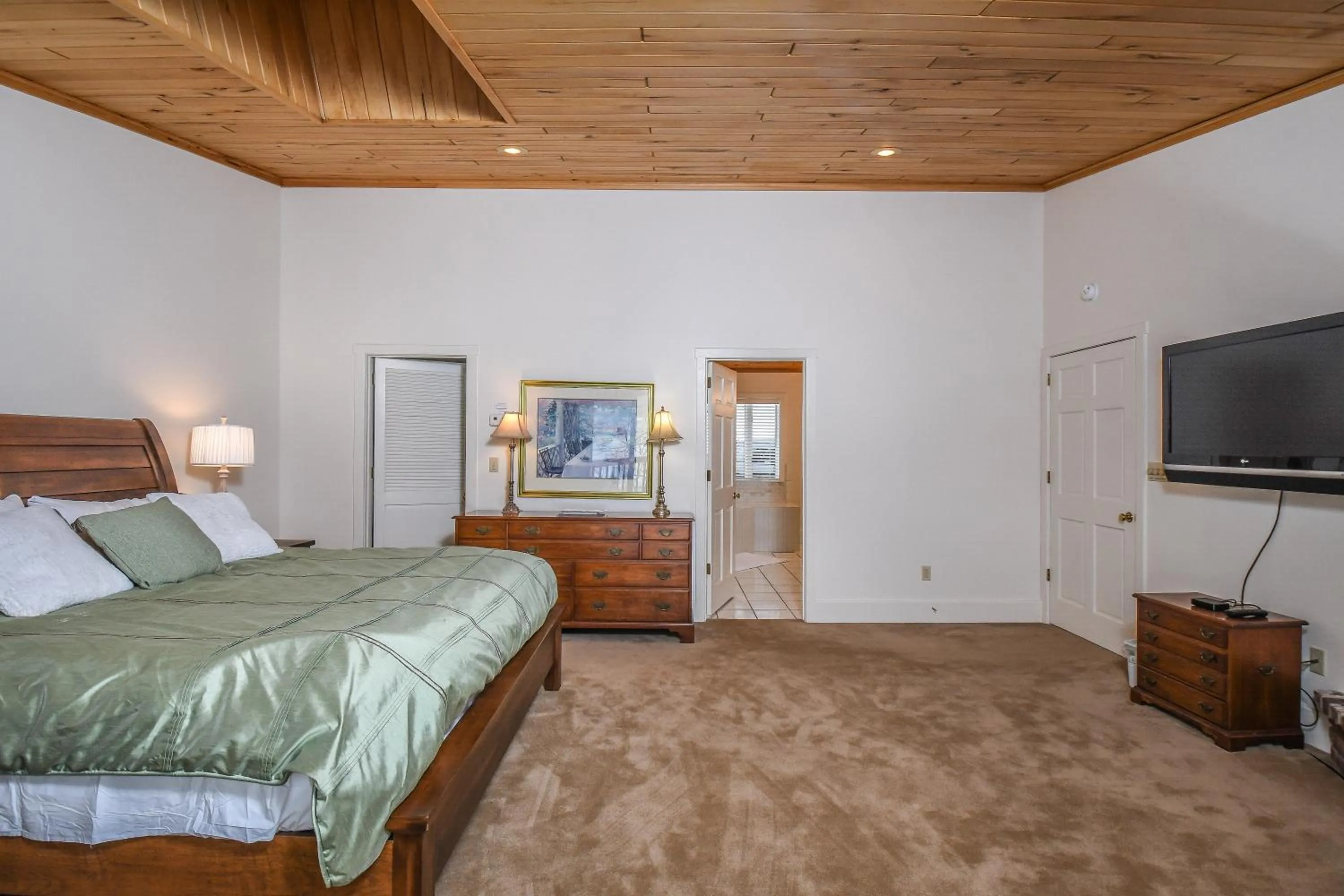 Bed in Shelby-on-the-Lake