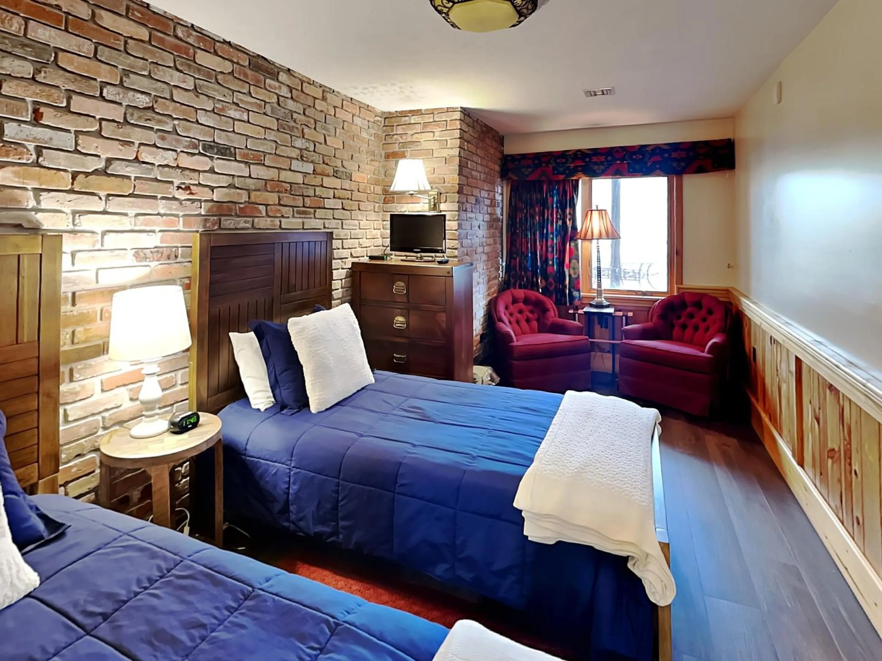 Bed in Shelby-on-the-Lake