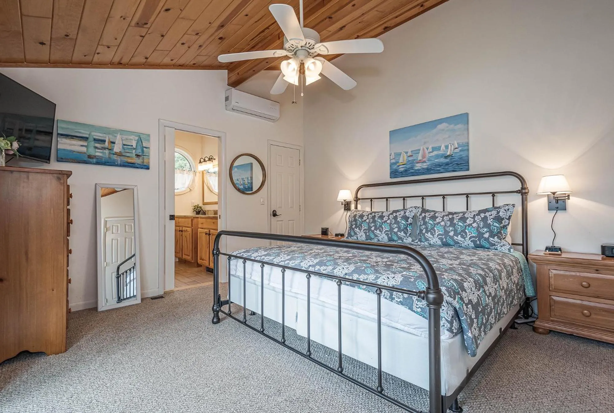 Bed in Lakeside Dreamin