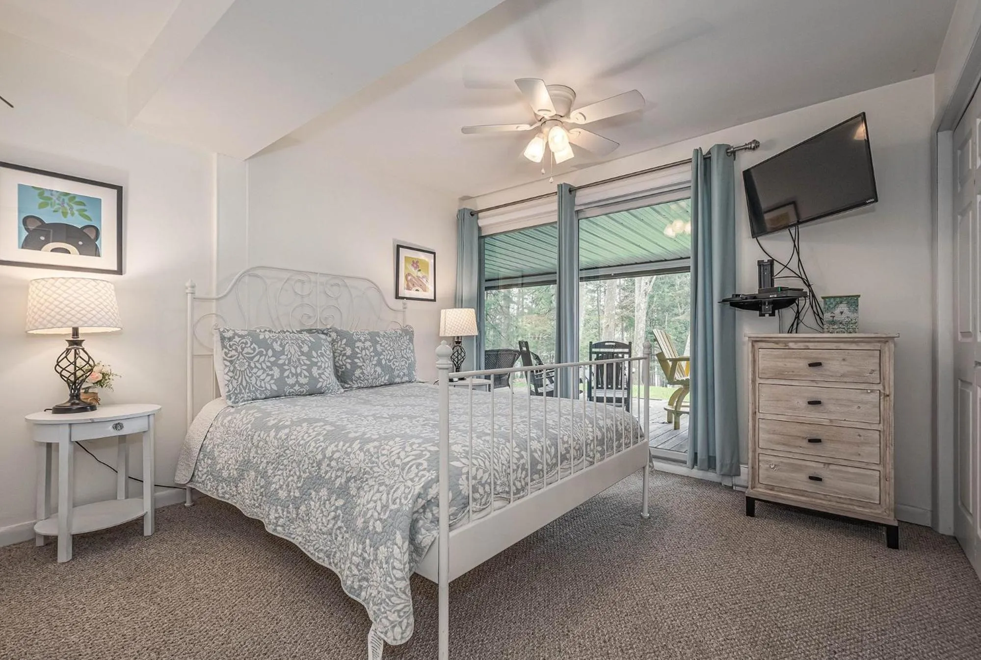 Bed in Lakeside Dreamin