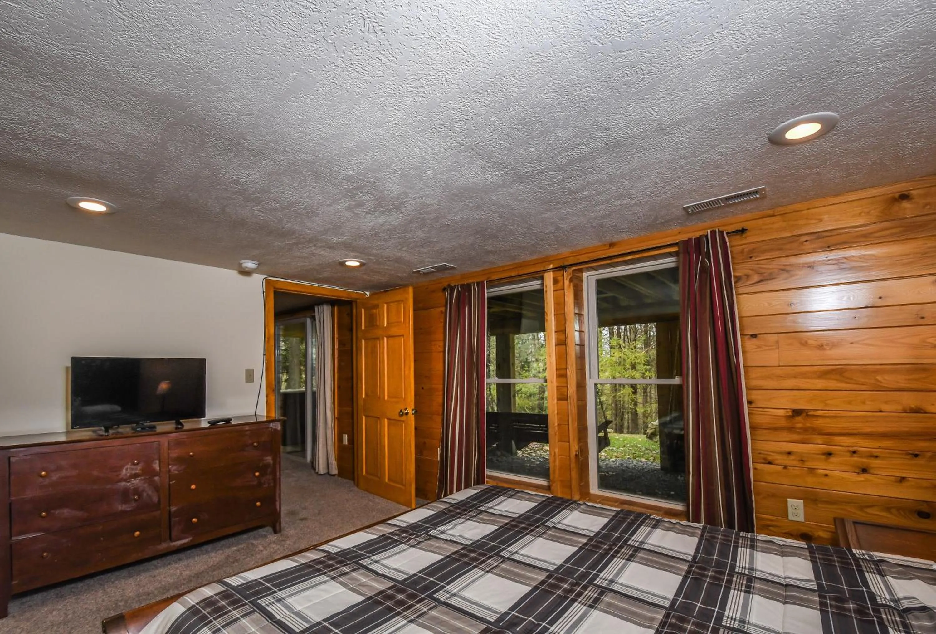 Property building, Bed in Happy Trails