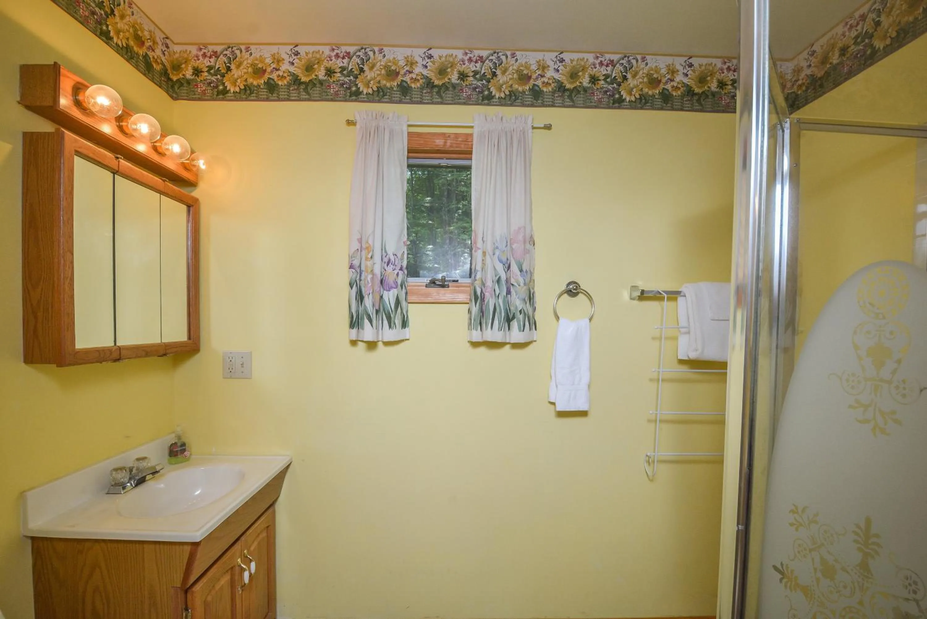 Property building in Lakeview Cottage