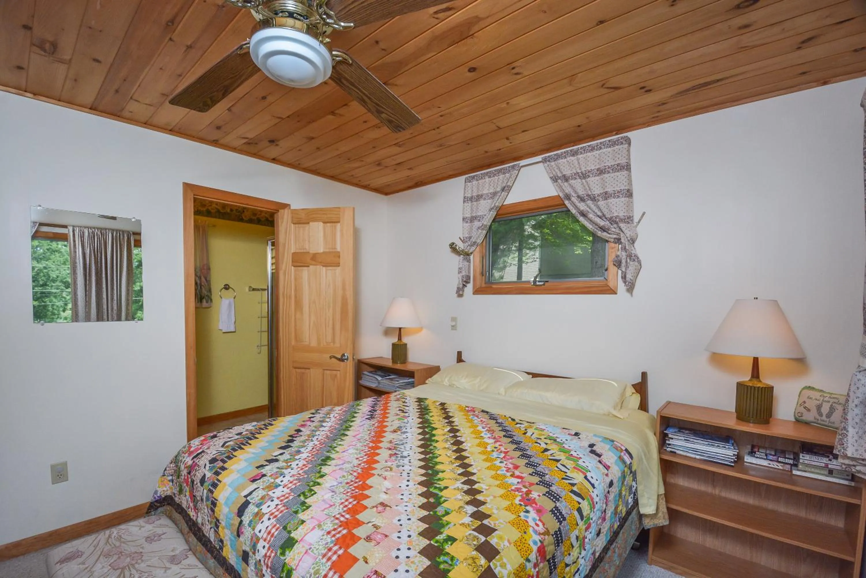 Property building, Bed in Lakeview Cottage