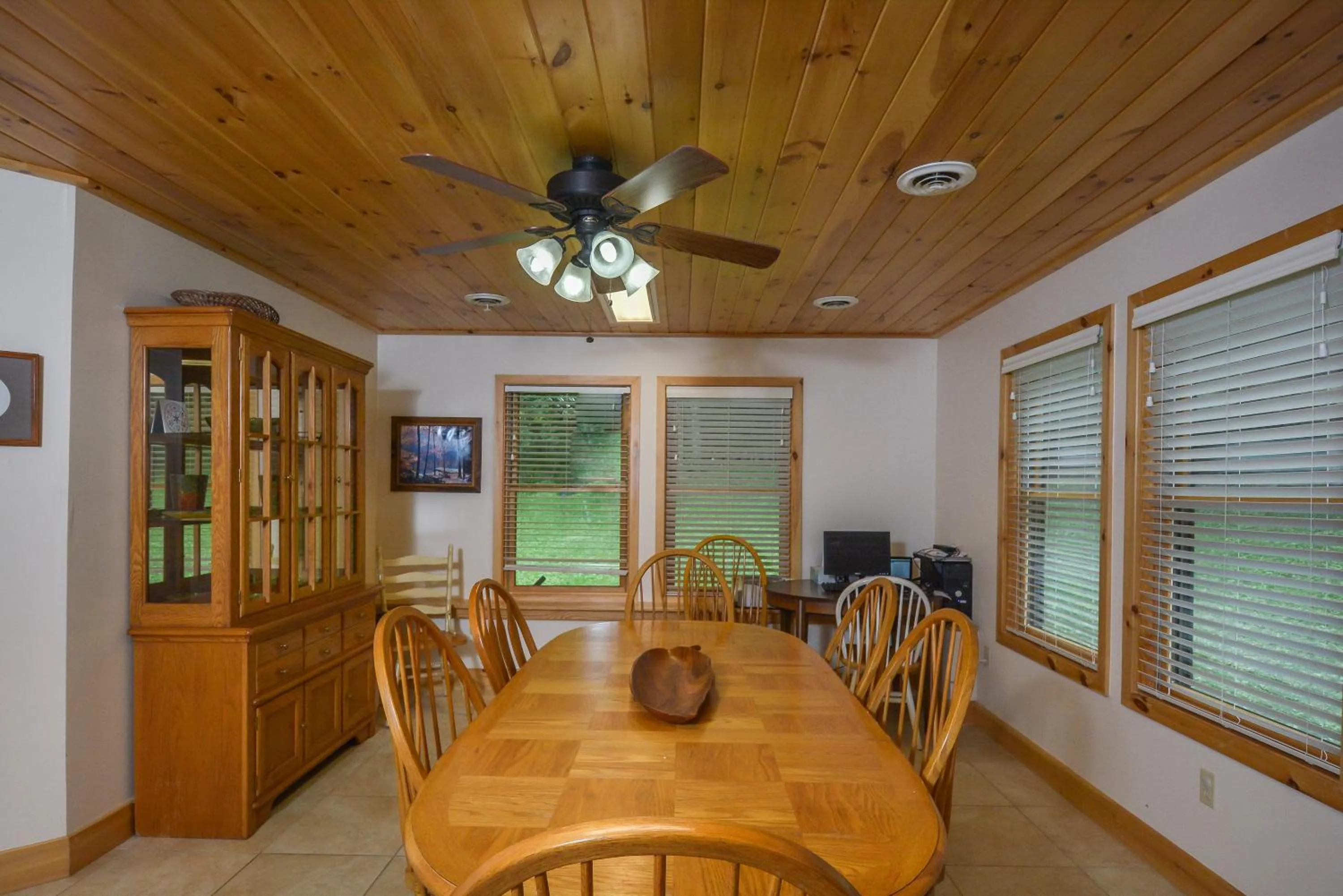 Property building in Lakeview Cottage