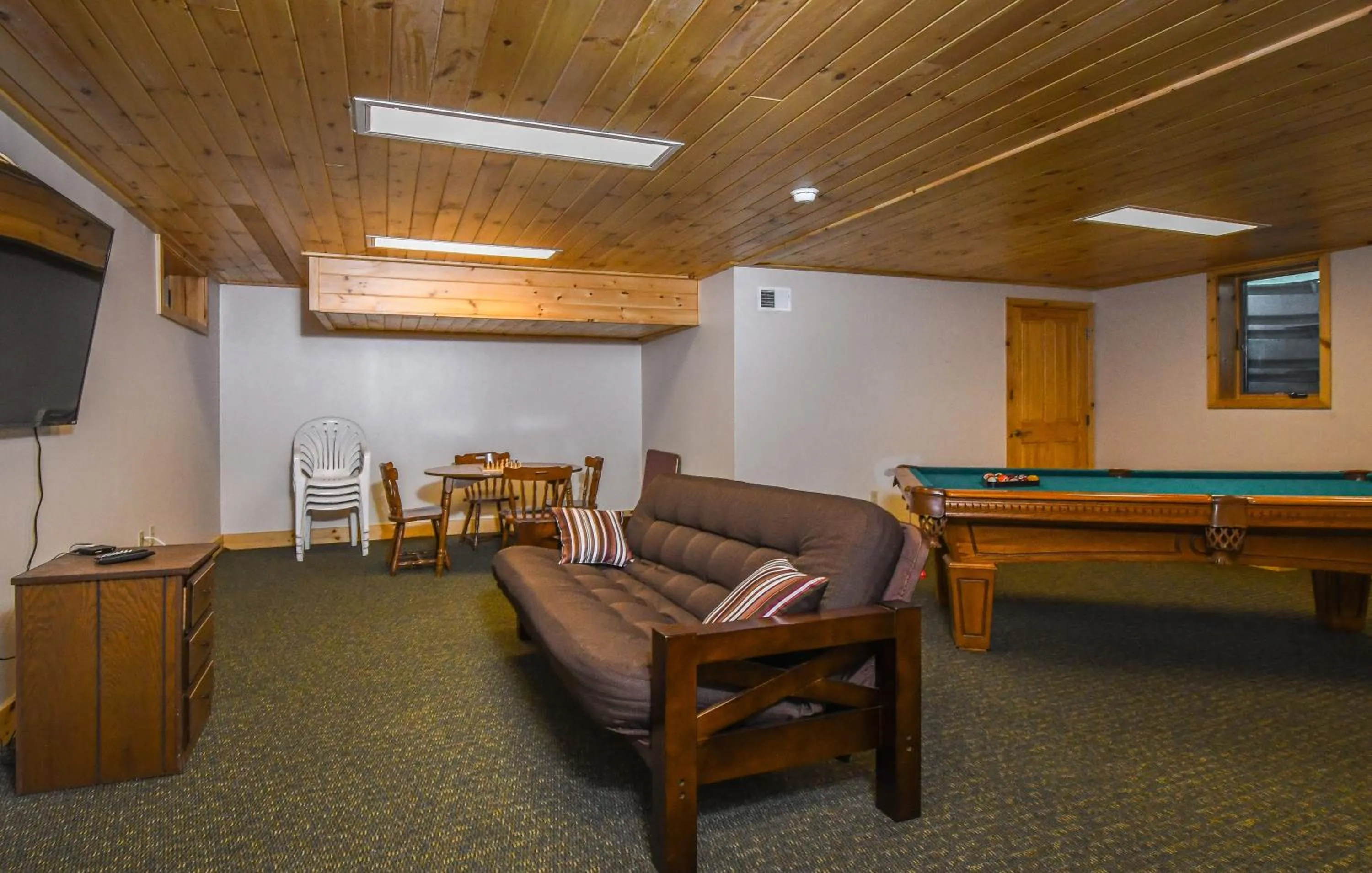 Property building in Lakeview Cottage