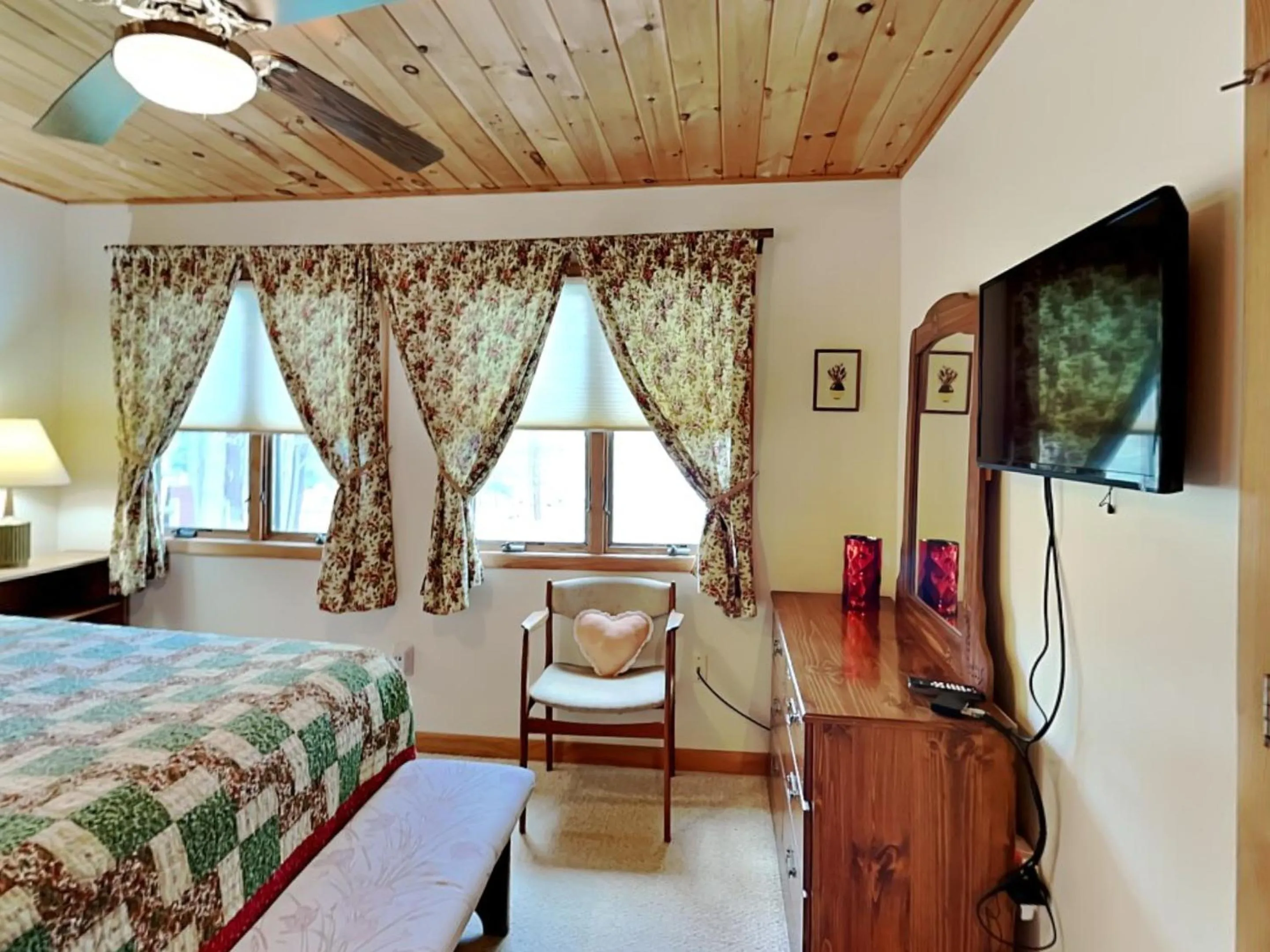 Bed in Lakeview Cottage