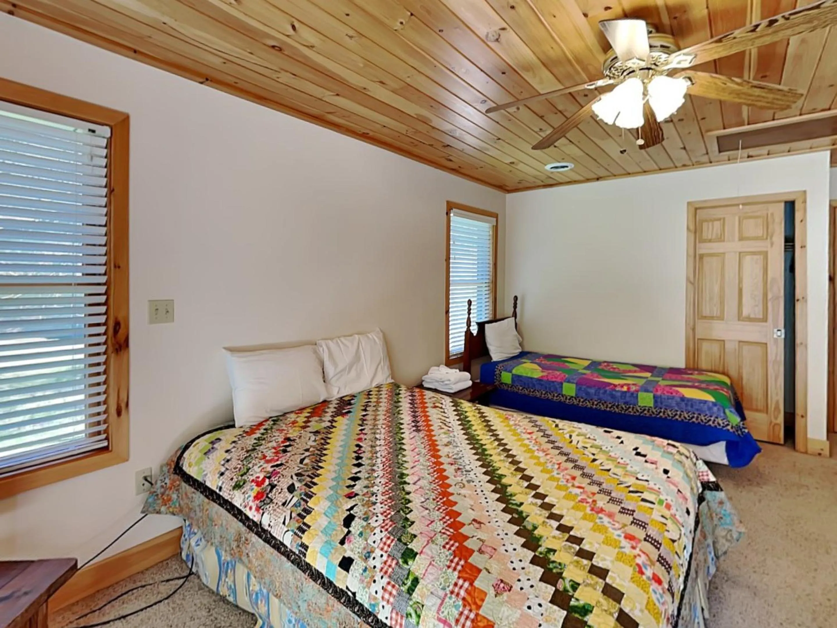 Bed in Lakeview Cottage