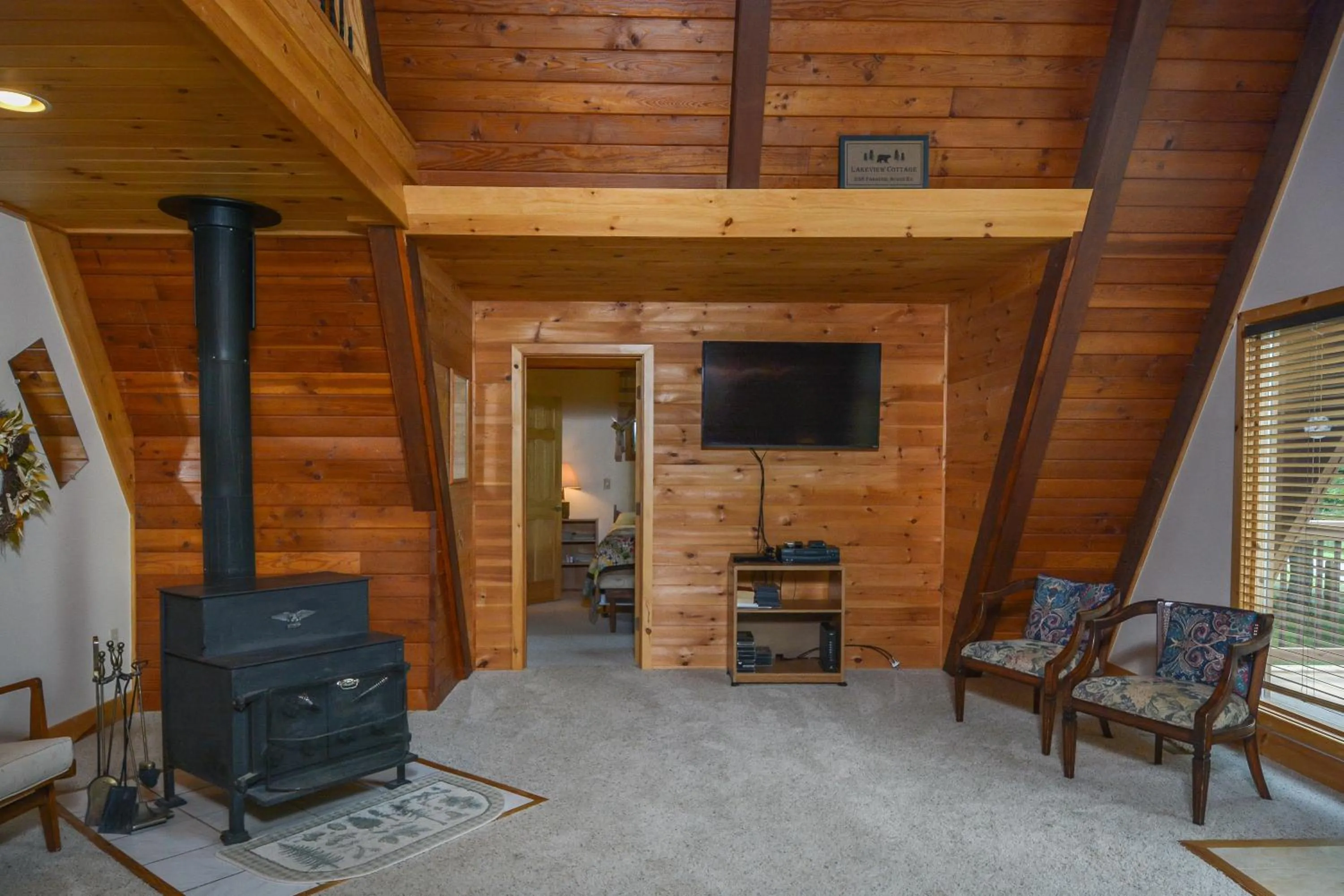 Property building in Lakeview Cottage