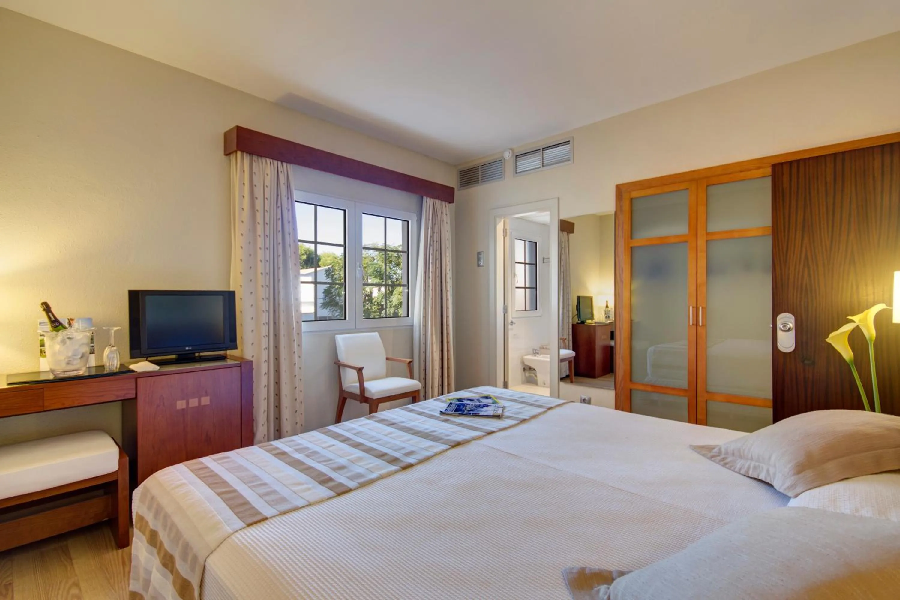 Photo of the whole room, Bed in Hotel Patricia Menorca