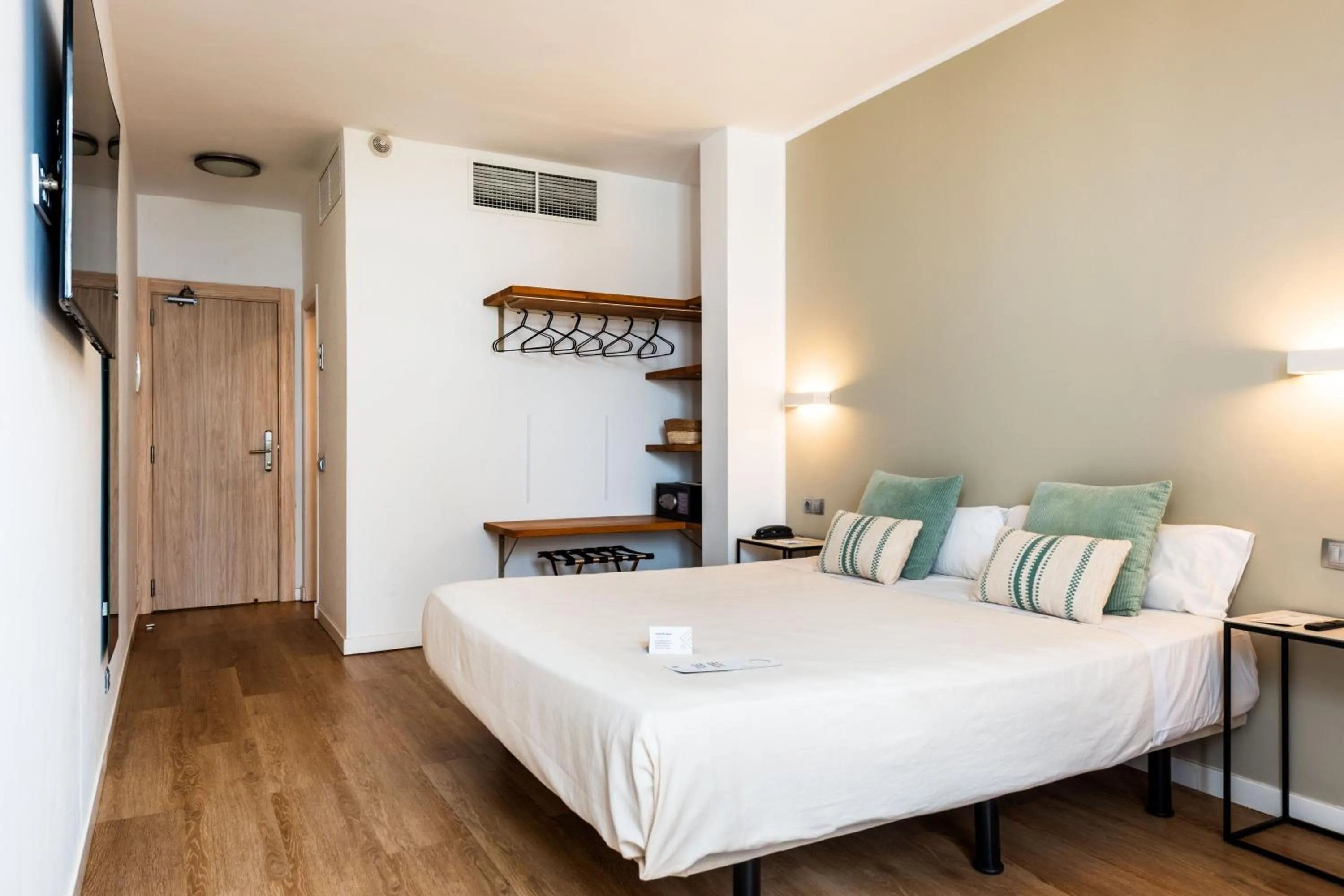 Photo of the whole room, Bed in Hotel Patricia Menorca