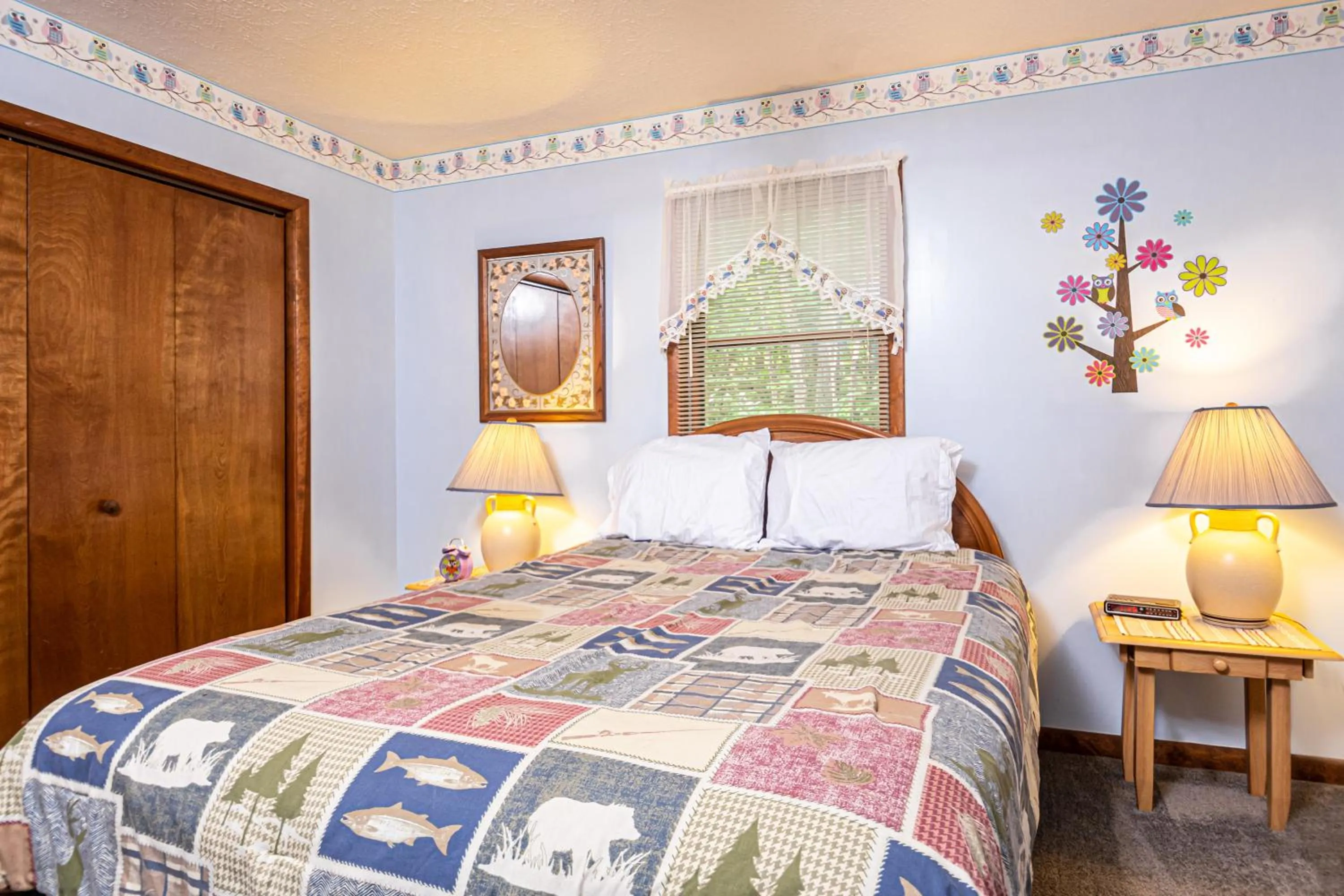 Property building, Bed in Home Sweet Cabin