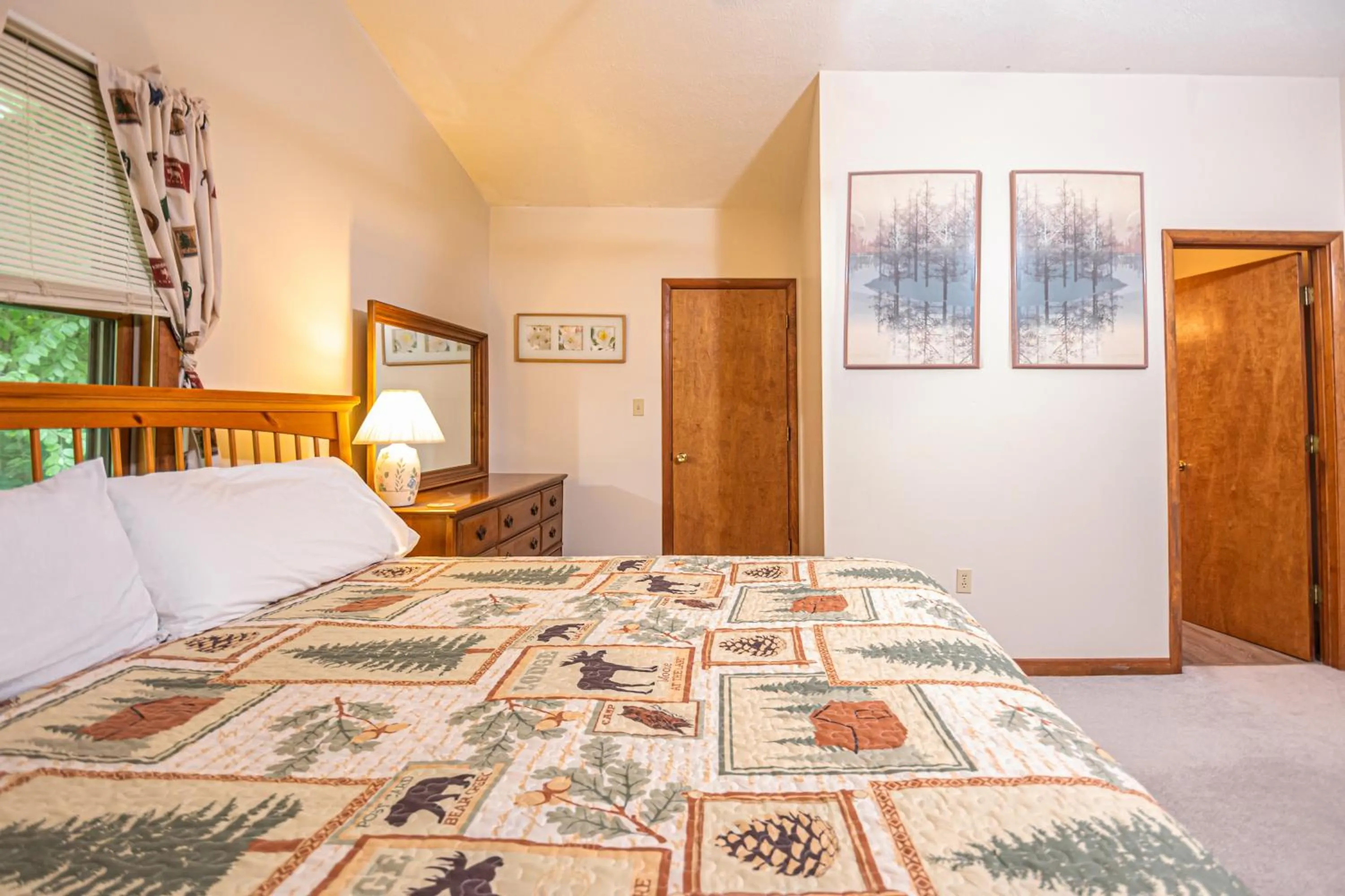 Property building, Bed in Home Sweet Cabin