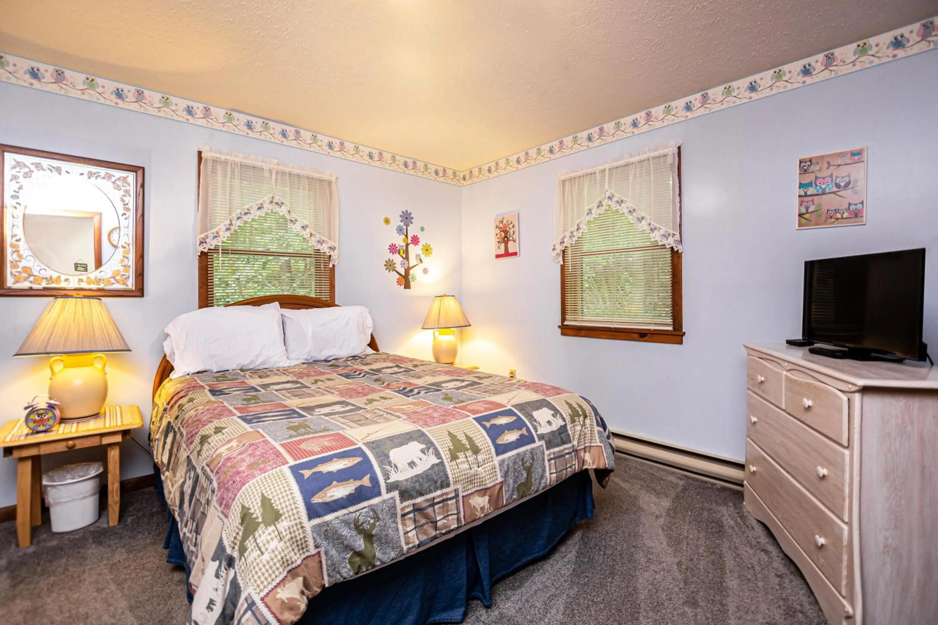 Property building, Bed in Home Sweet Cabin