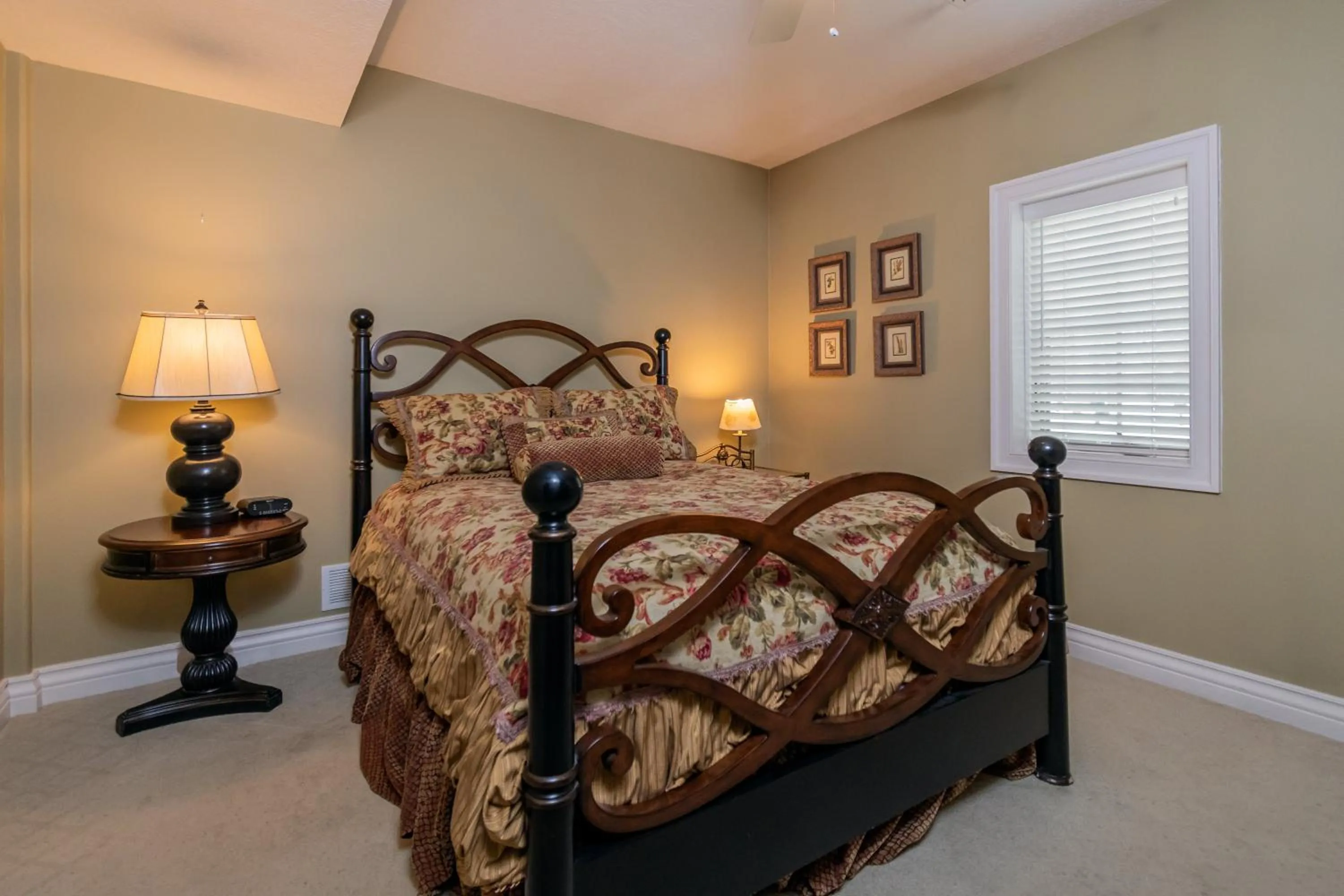 Property building, Bed in Champagne Taste