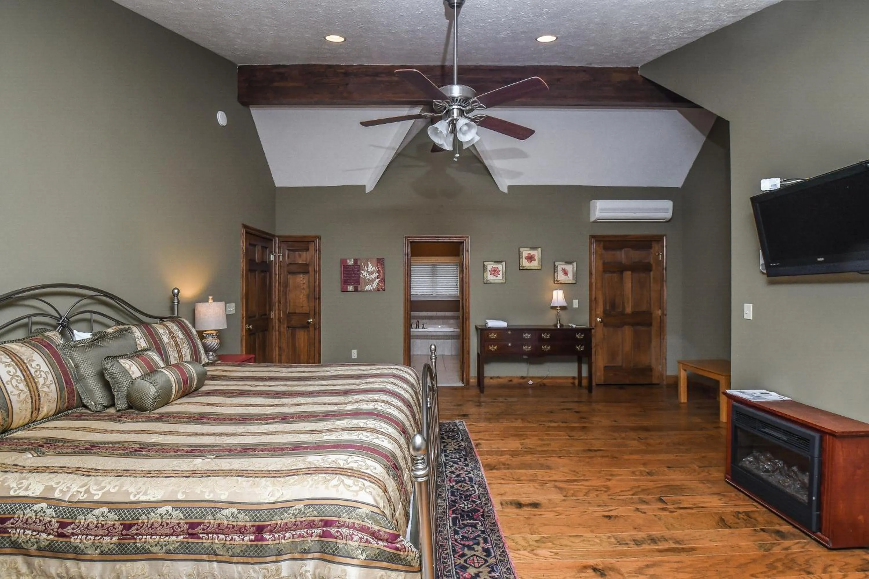 Property building, Bed in Donnas Choice