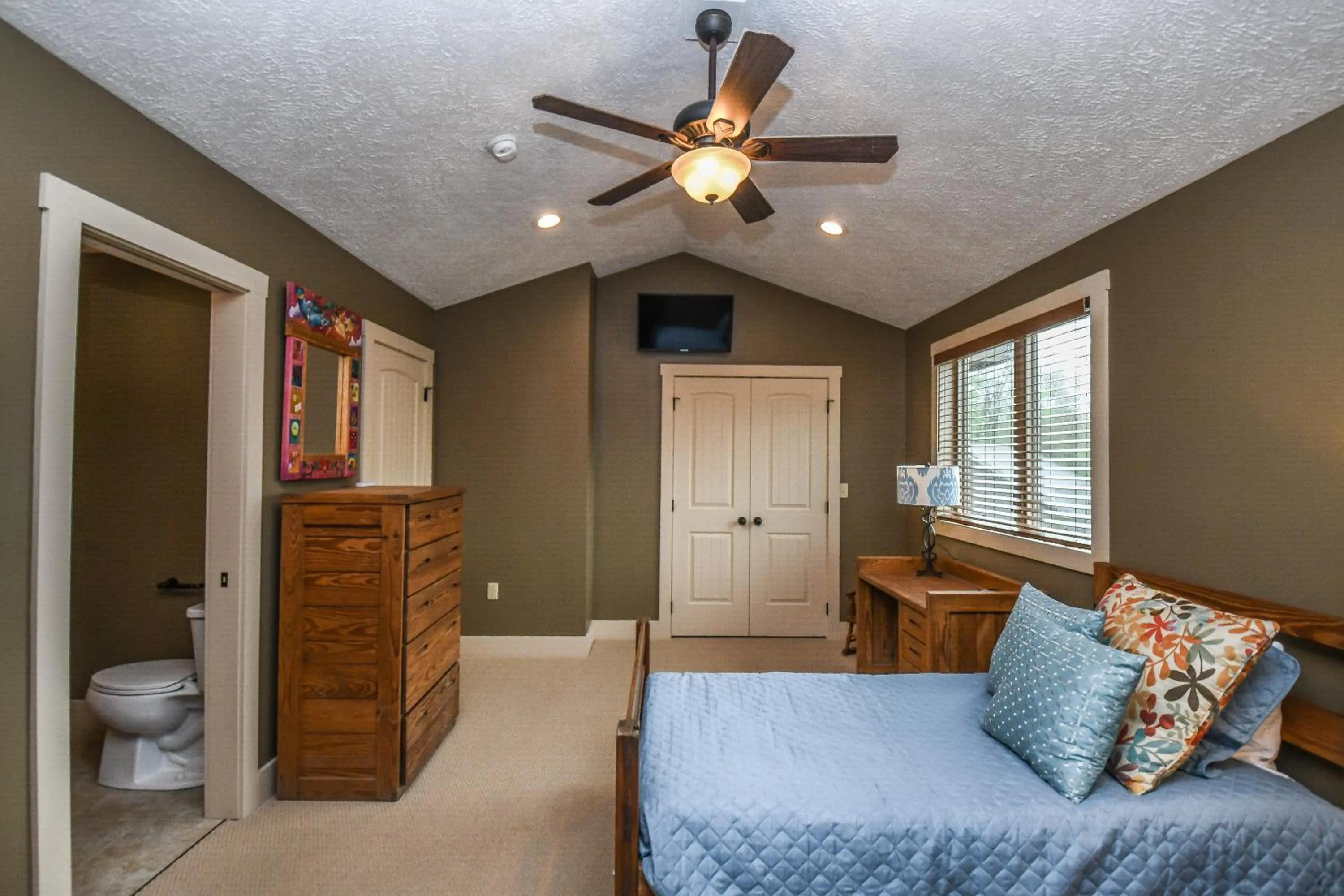 Property building, Bed in Valhalla on Mystic Creek