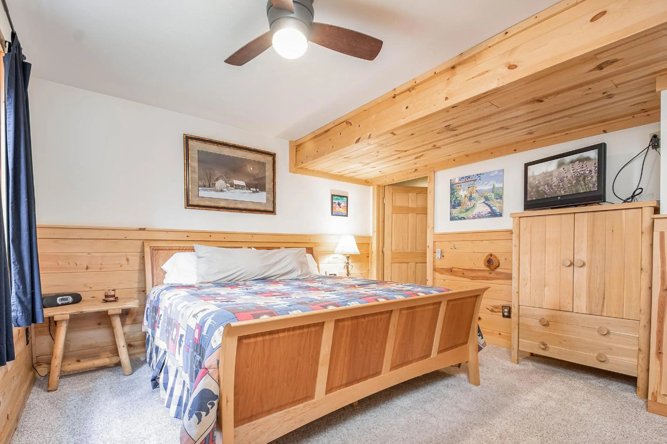 Property building, Bed in The Mountain Airy