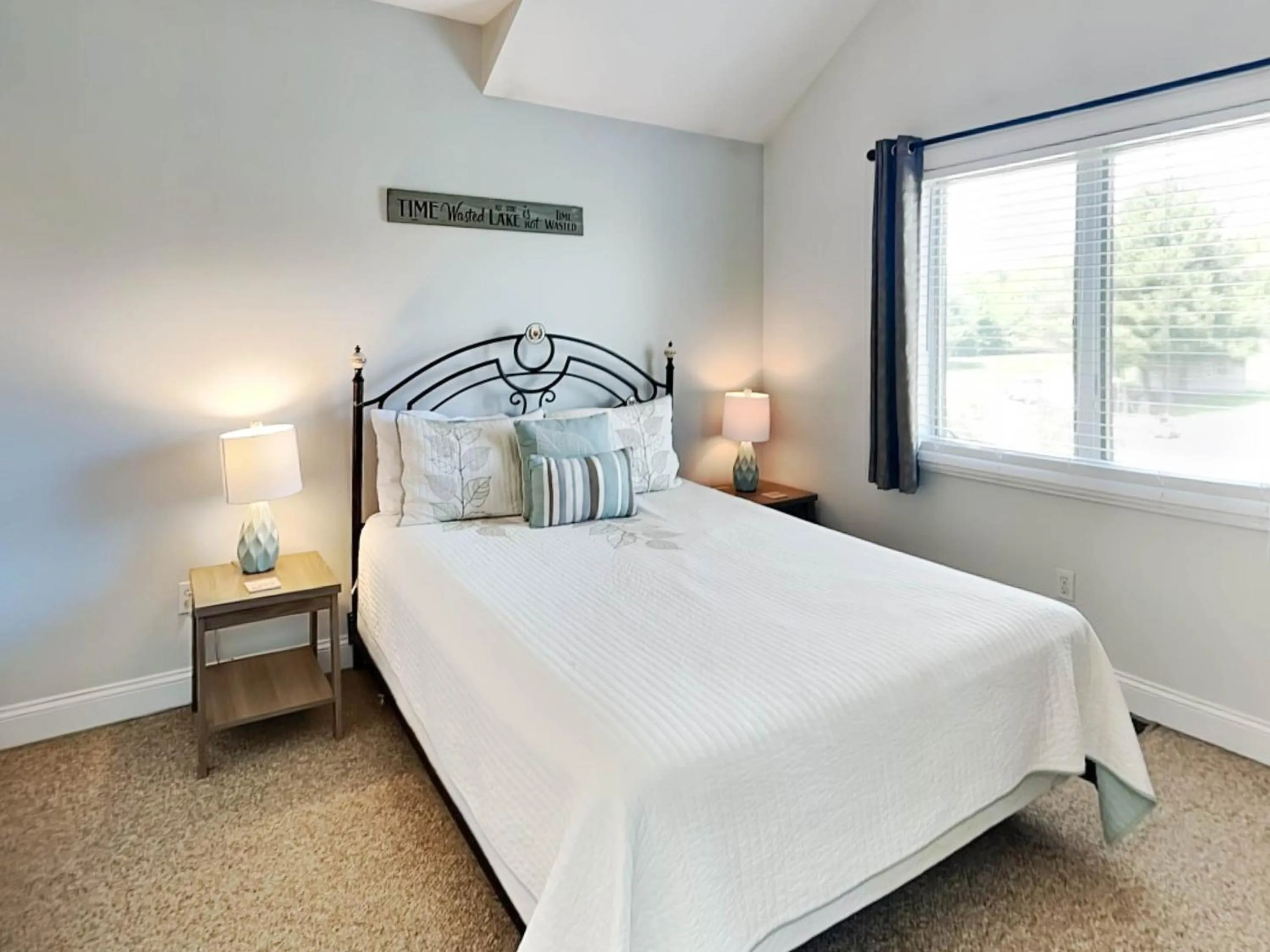 Property building, Bed in Its 5 OClock Somewhere