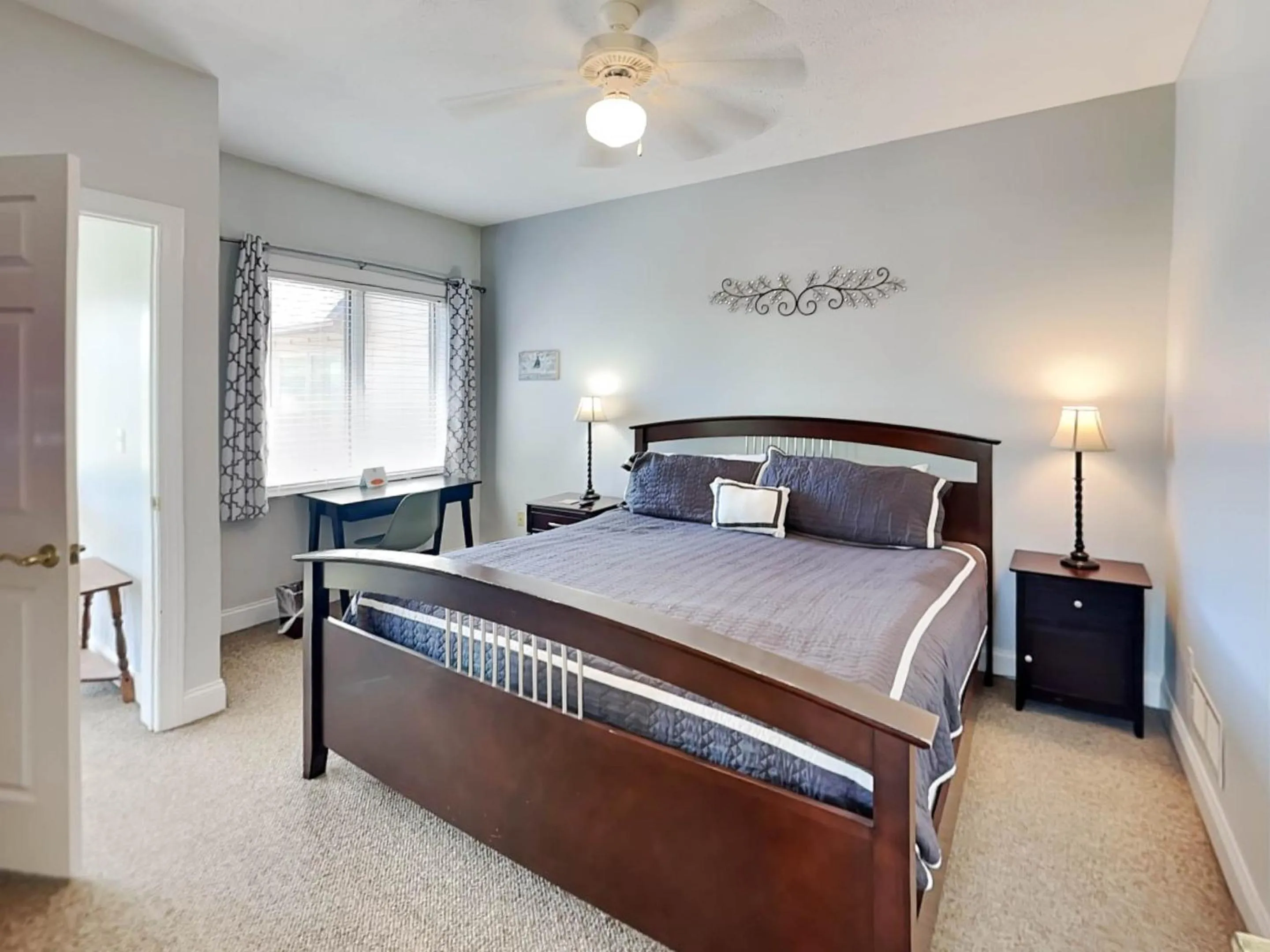 Property building, Bed in Its 5 OClock Somewhere