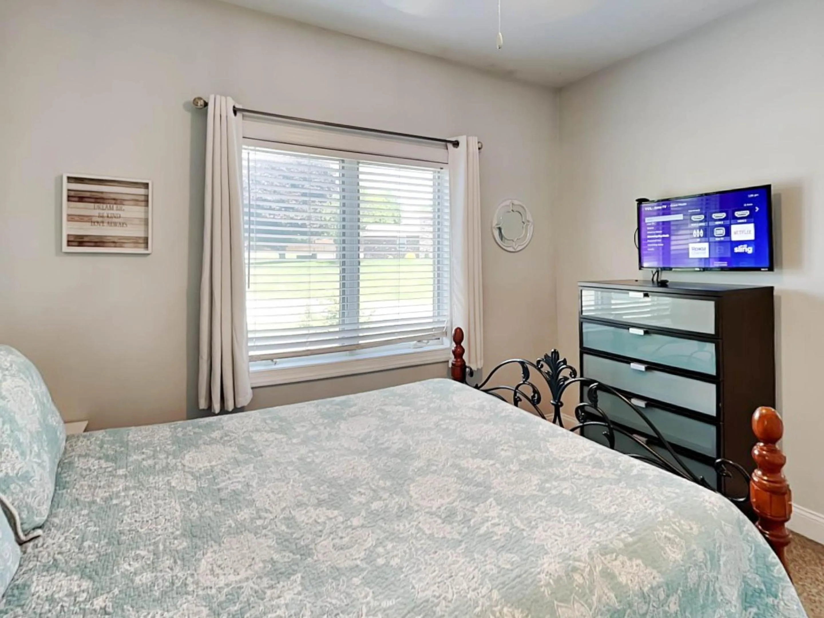 Property building, Bed in Its 5 OClock Somewhere