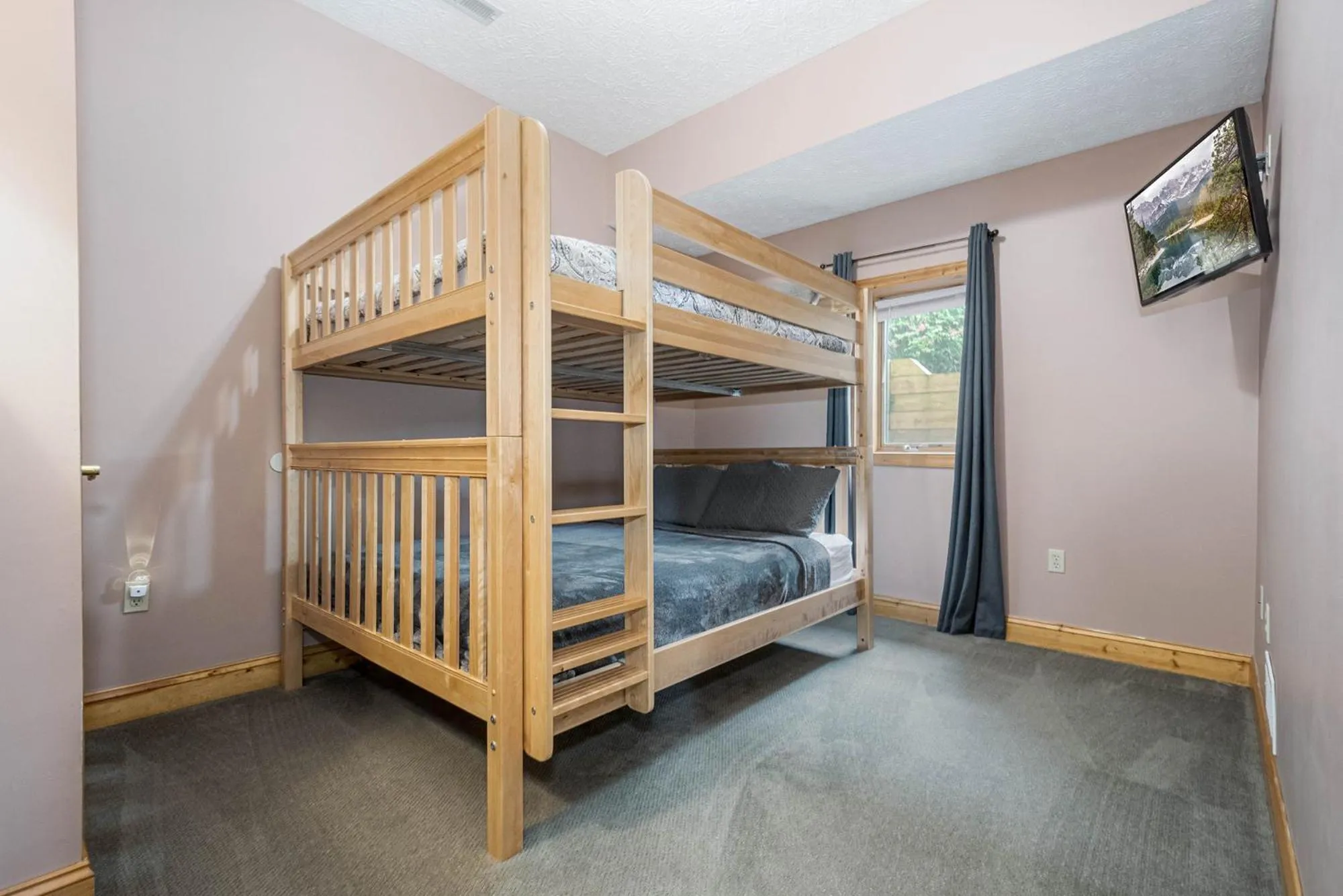 Property building, Bed in Celebration at Deep Creek