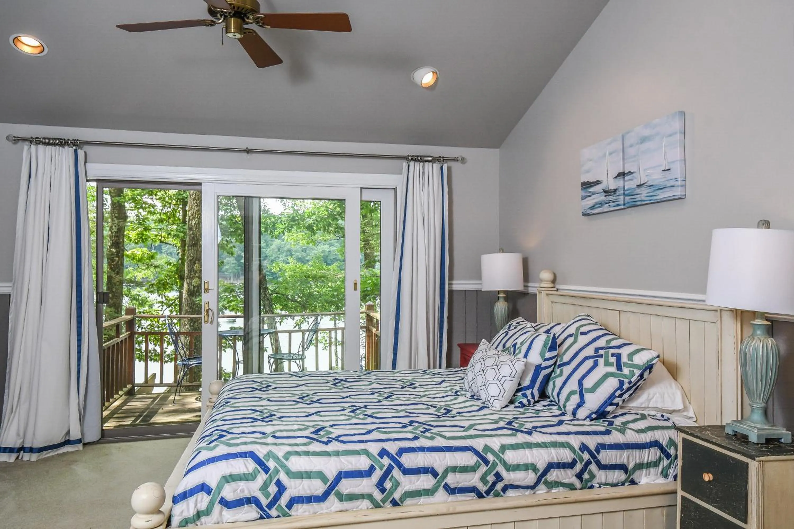 Property building, Bed in Bearfoot Lodge