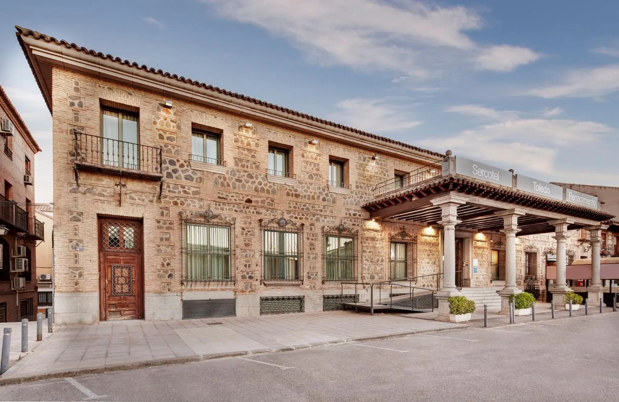Facade/entrance in Sercotel Toledo Renacimiento Facade/entrance in Sercotel Toledo Renacimiento
