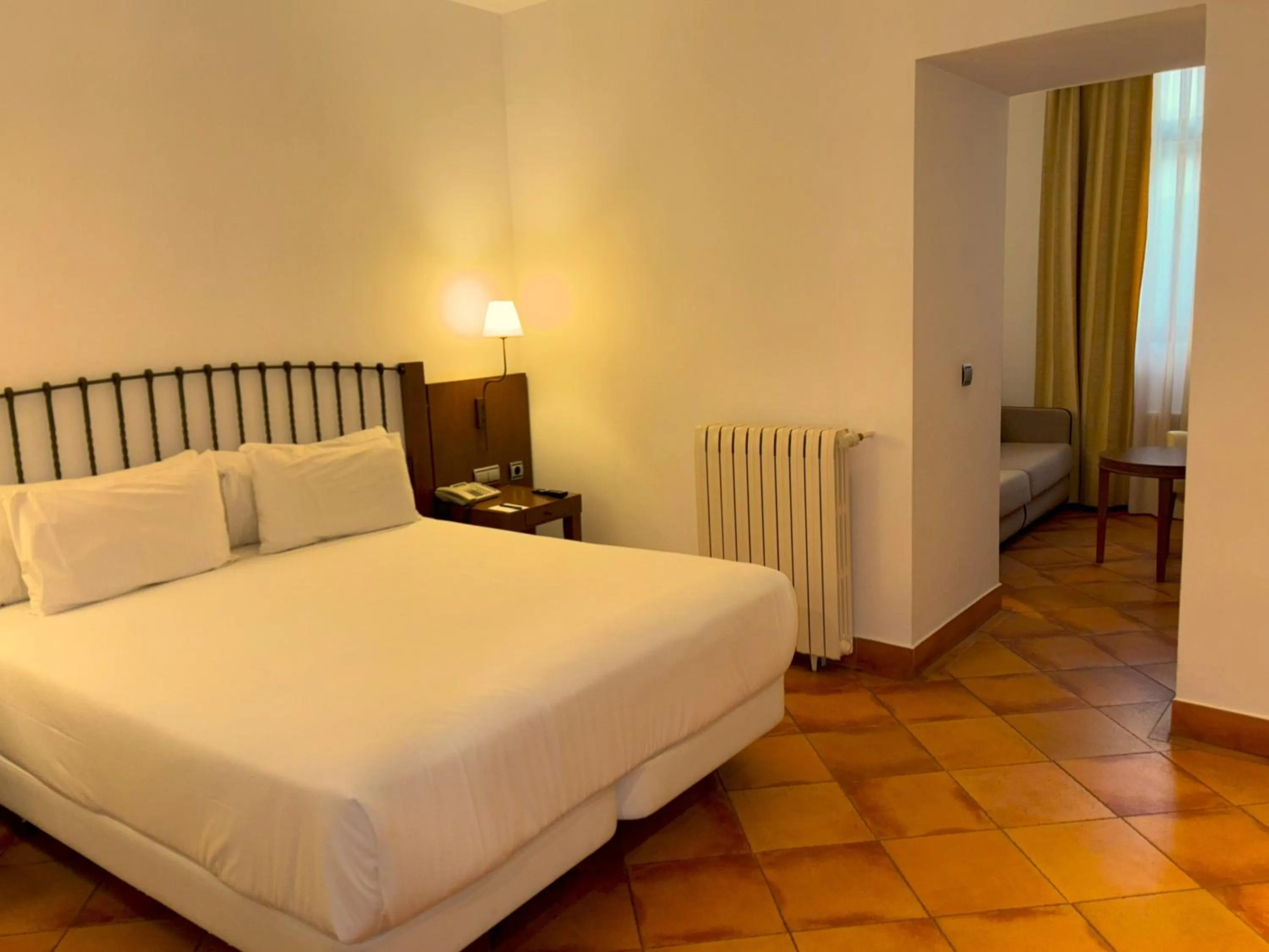 Photo of the whole room, Bed in Sercotel Toledo Renacimiento