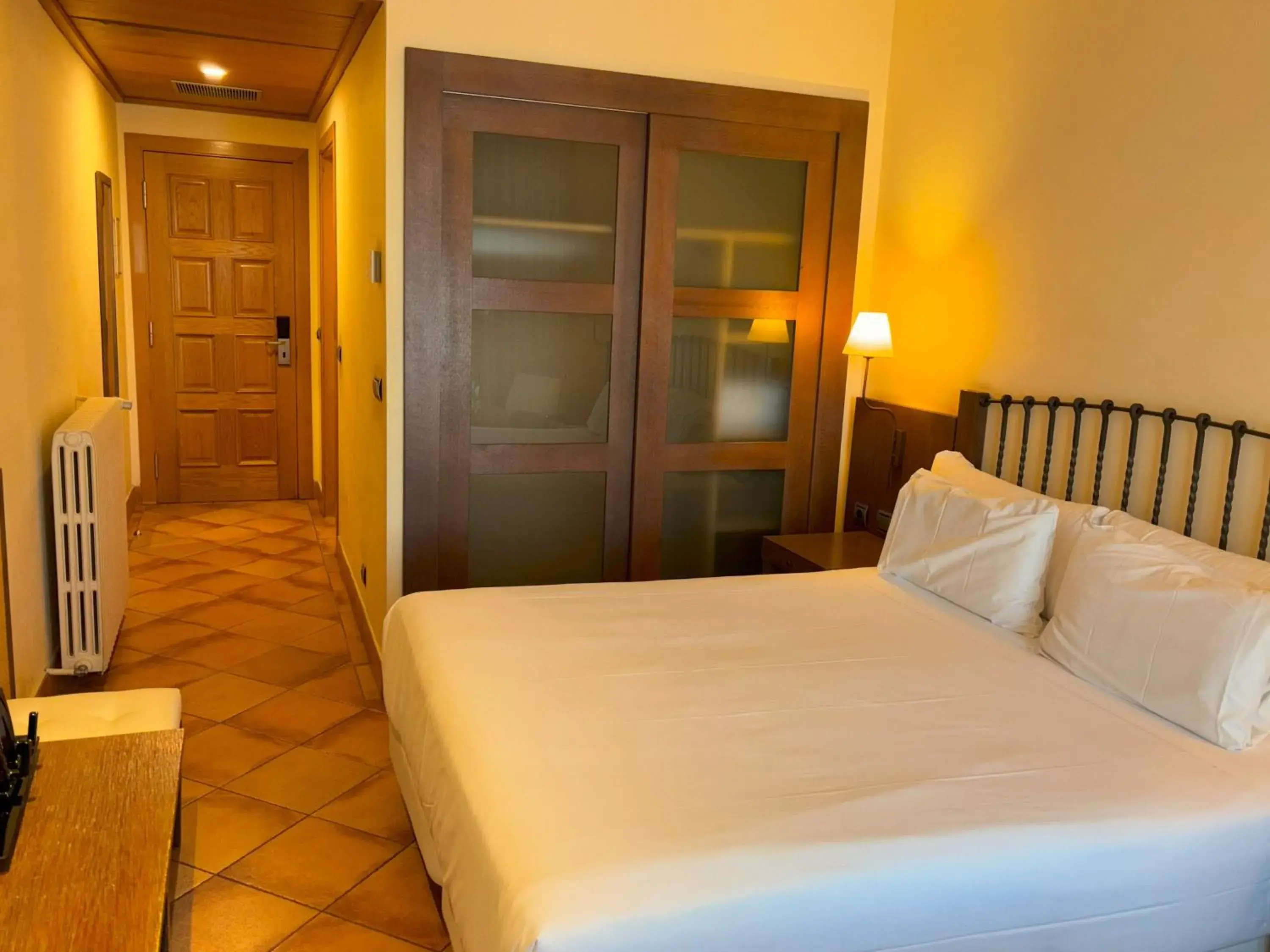Photo of the whole room, Bed in Sercotel Toledo Renacimiento Photo of the whole room, Bed in Sercotel Toledo Renacimiento