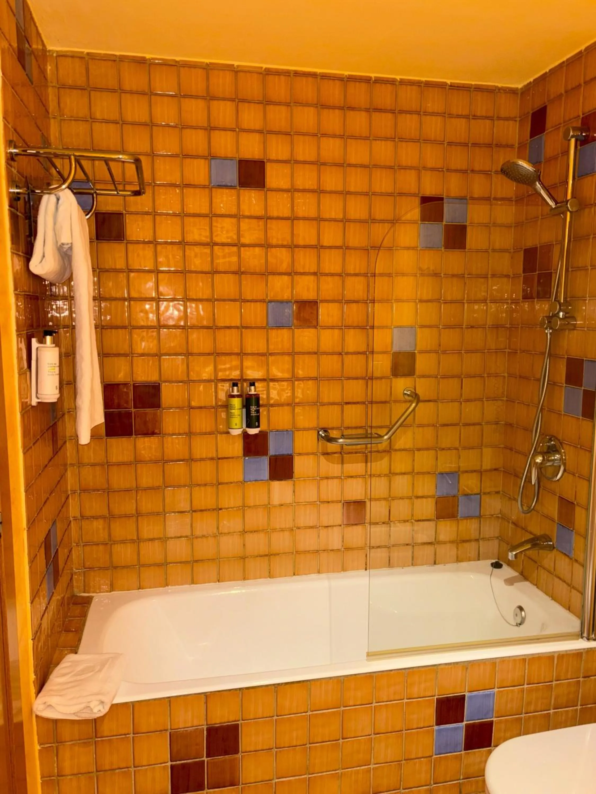 Bathroom in Sercotel Toledo Renacimiento