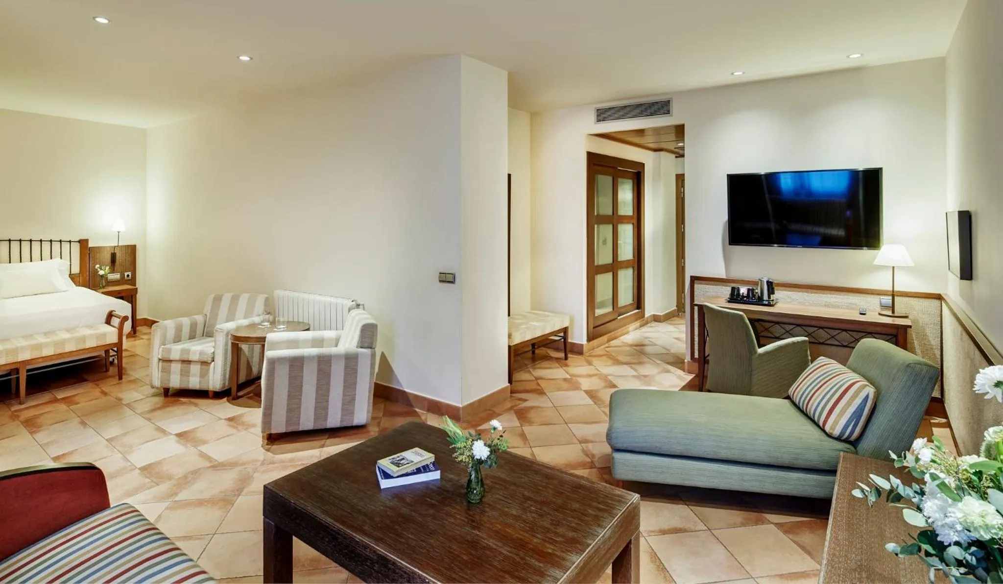 Photo of the whole room in Sercotel Toledo Renacimiento