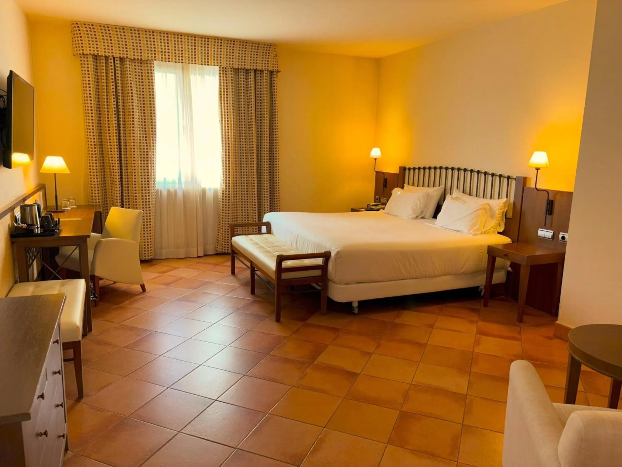 Photo of the whole room, Bed in Sercotel Toledo Renacimiento