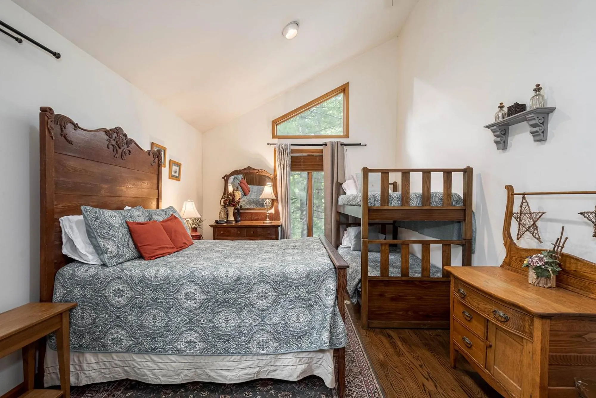 Bed in Lakeside Vista