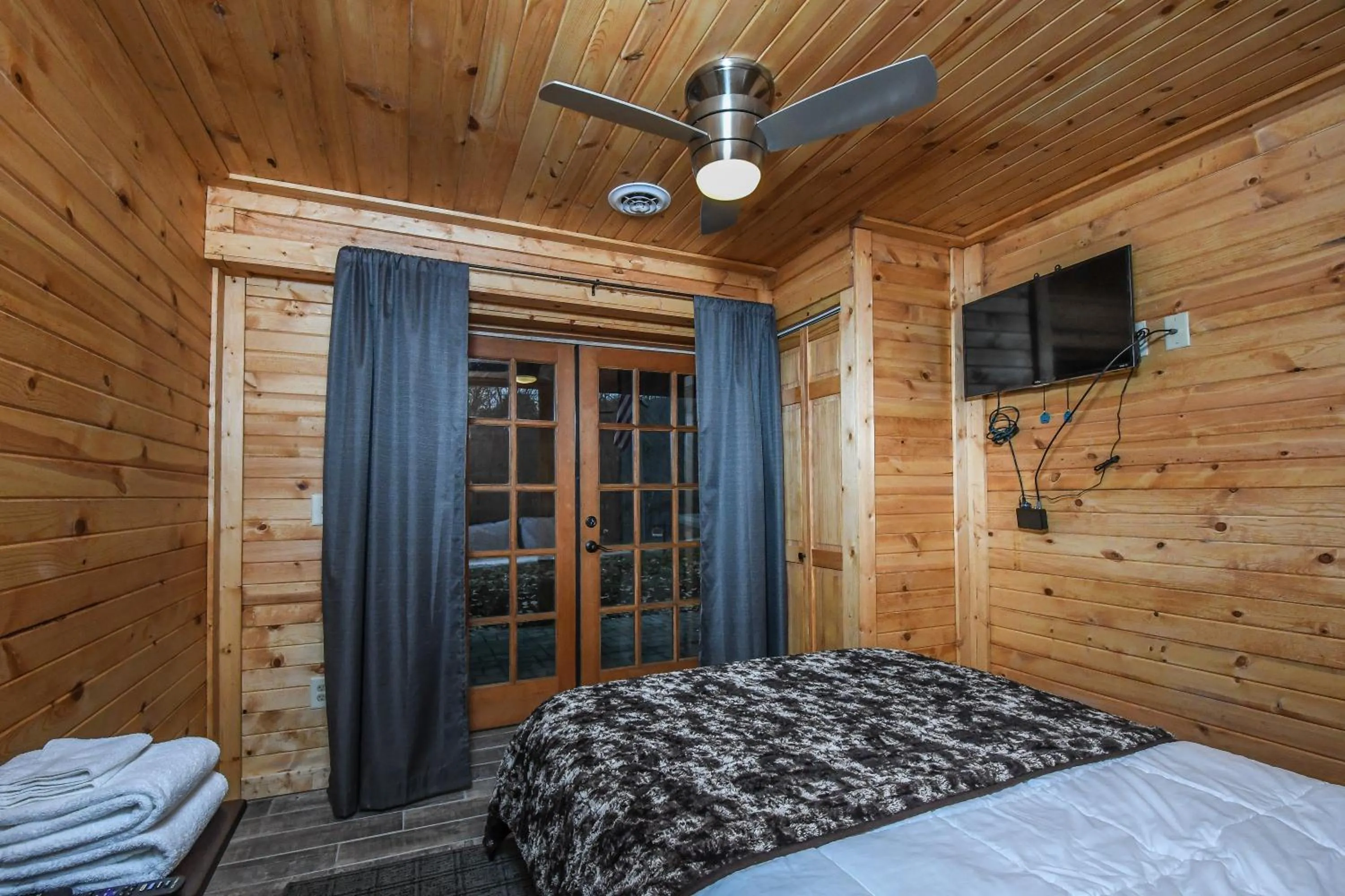 Bed in LakeStar Chalet