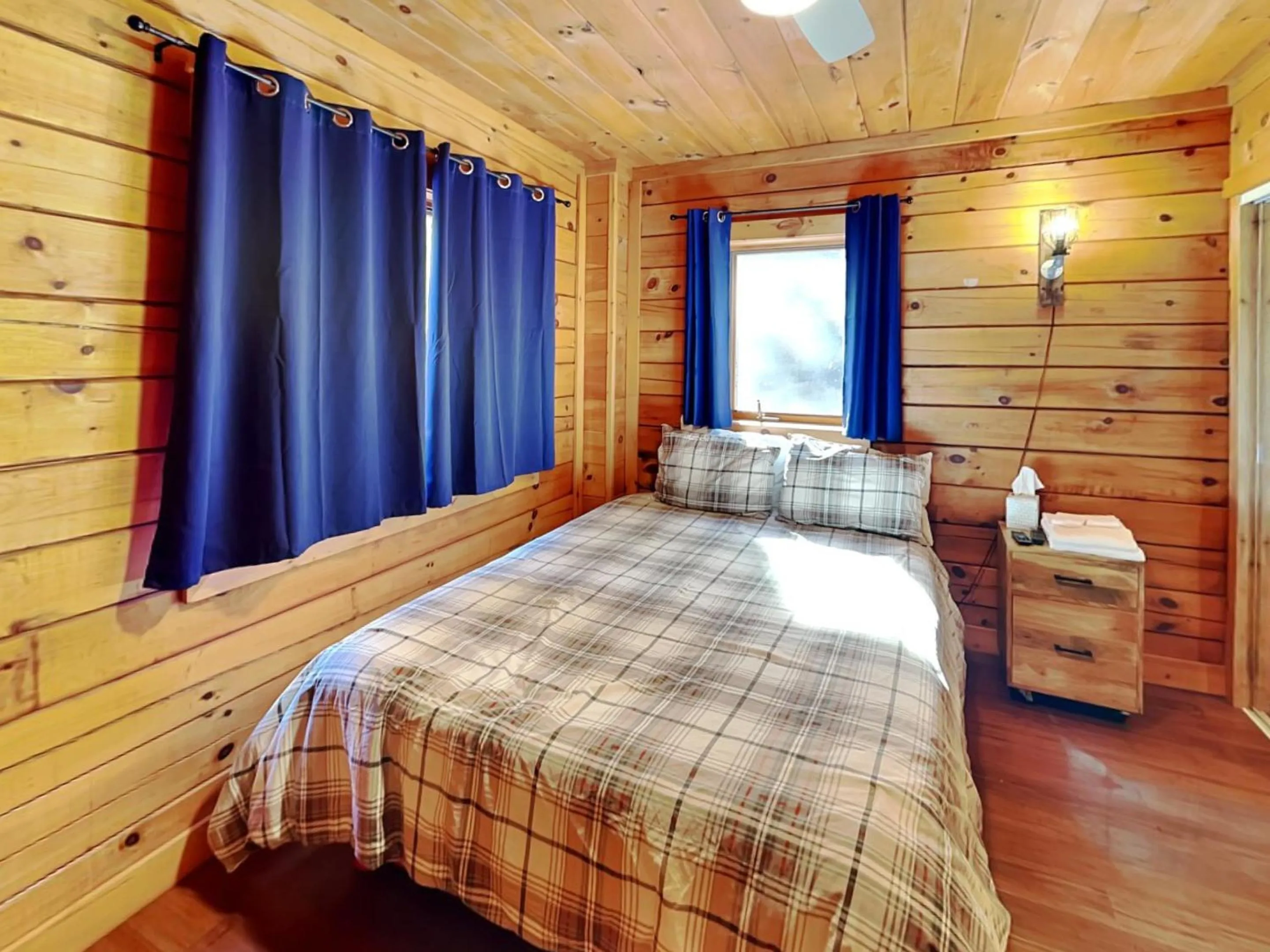 Bed in LakeStar Chalet