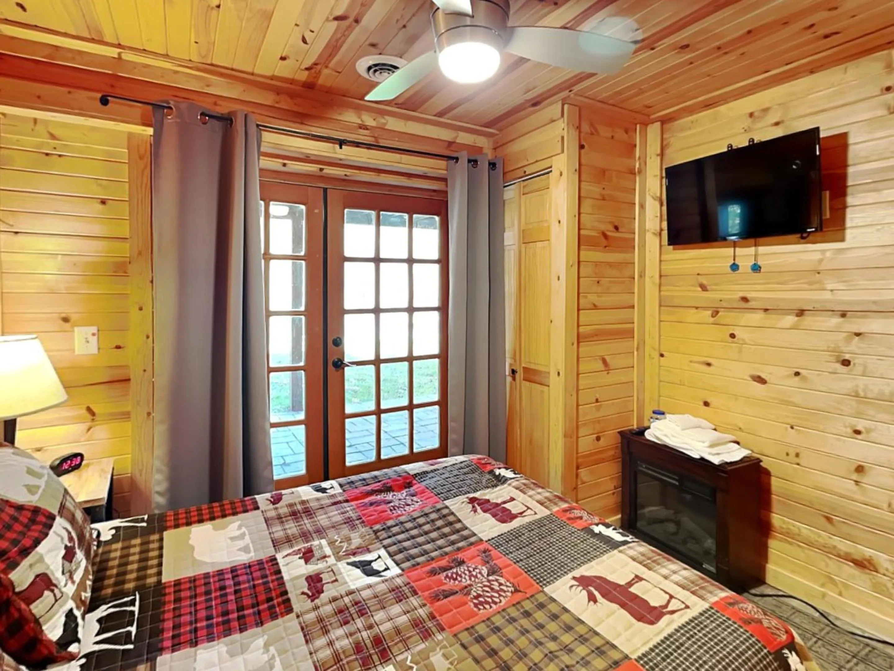 Bed in LakeStar Chalet